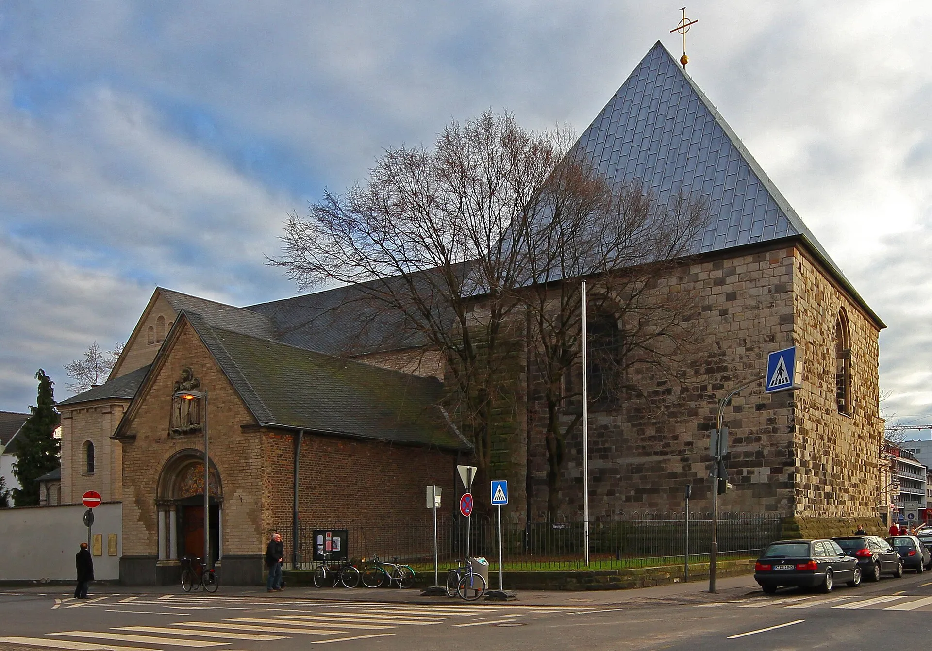 Vorhalle und Nordfassade der Georgskirche in der Kölner Südstadt, Deutschland.