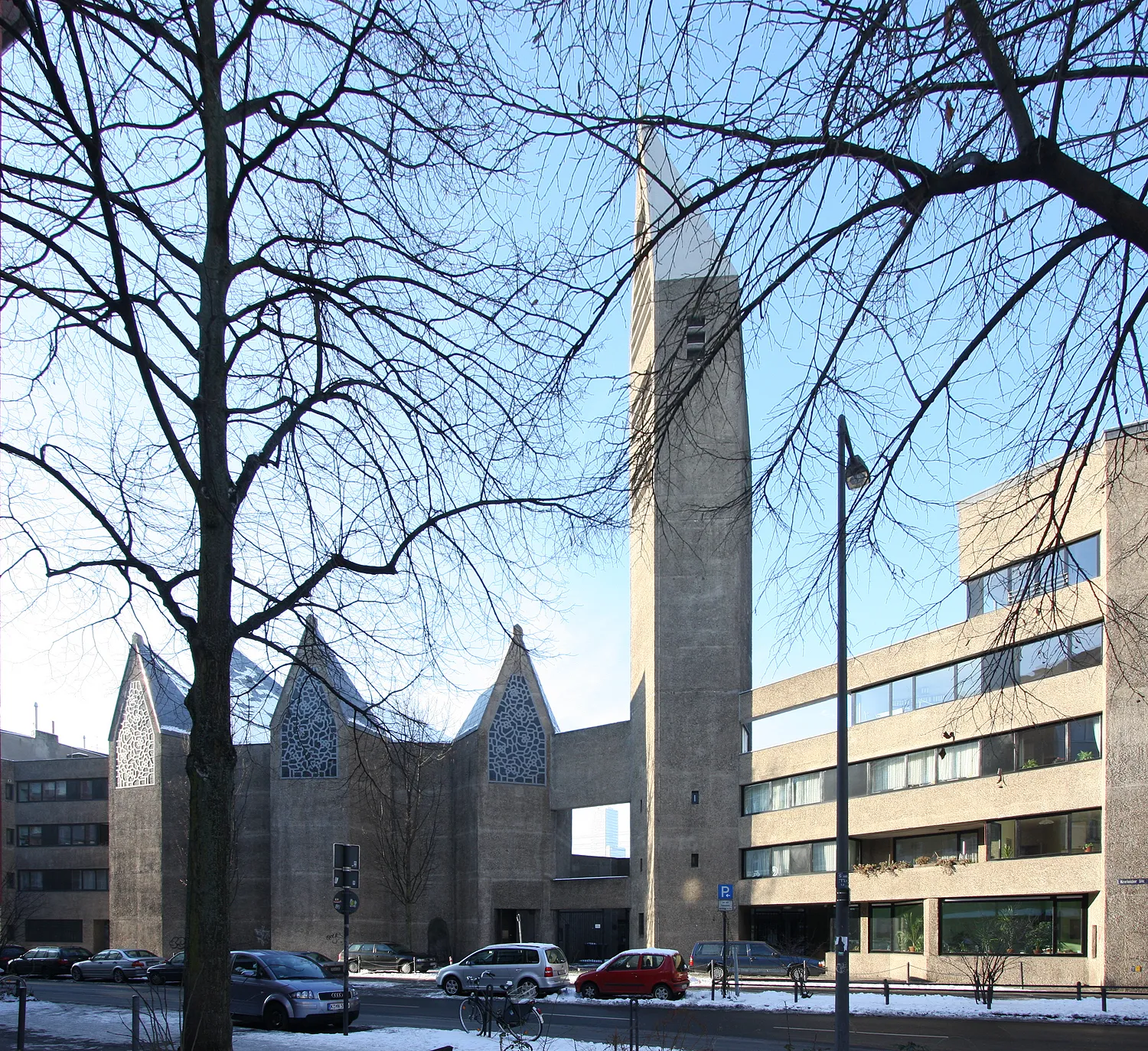 Katholische Kirche St. Gertrud in Köln, Ostseite mit Turm