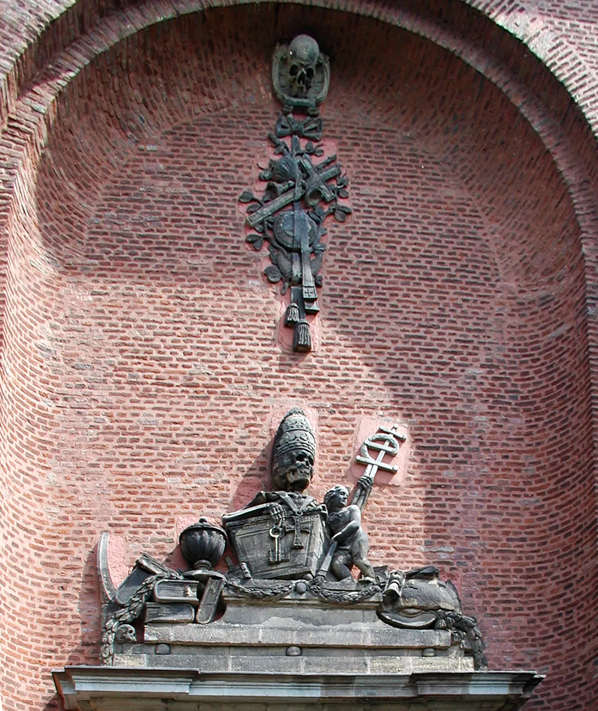 Relief mit den Symbolen des Todes