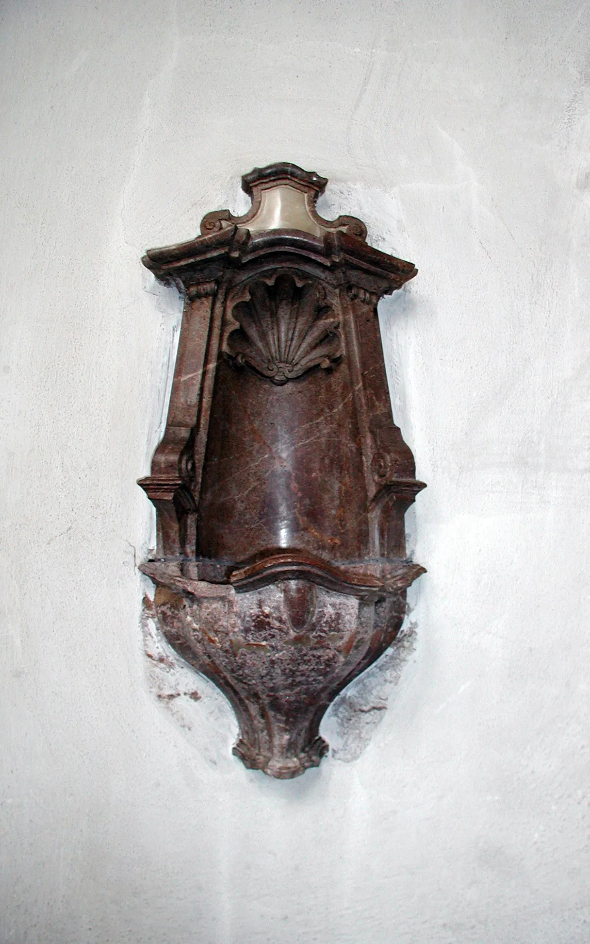 Eines der erhaltenen Weihwasser- und Lavabobecken, ehemals im Chorbereich (um 1767)