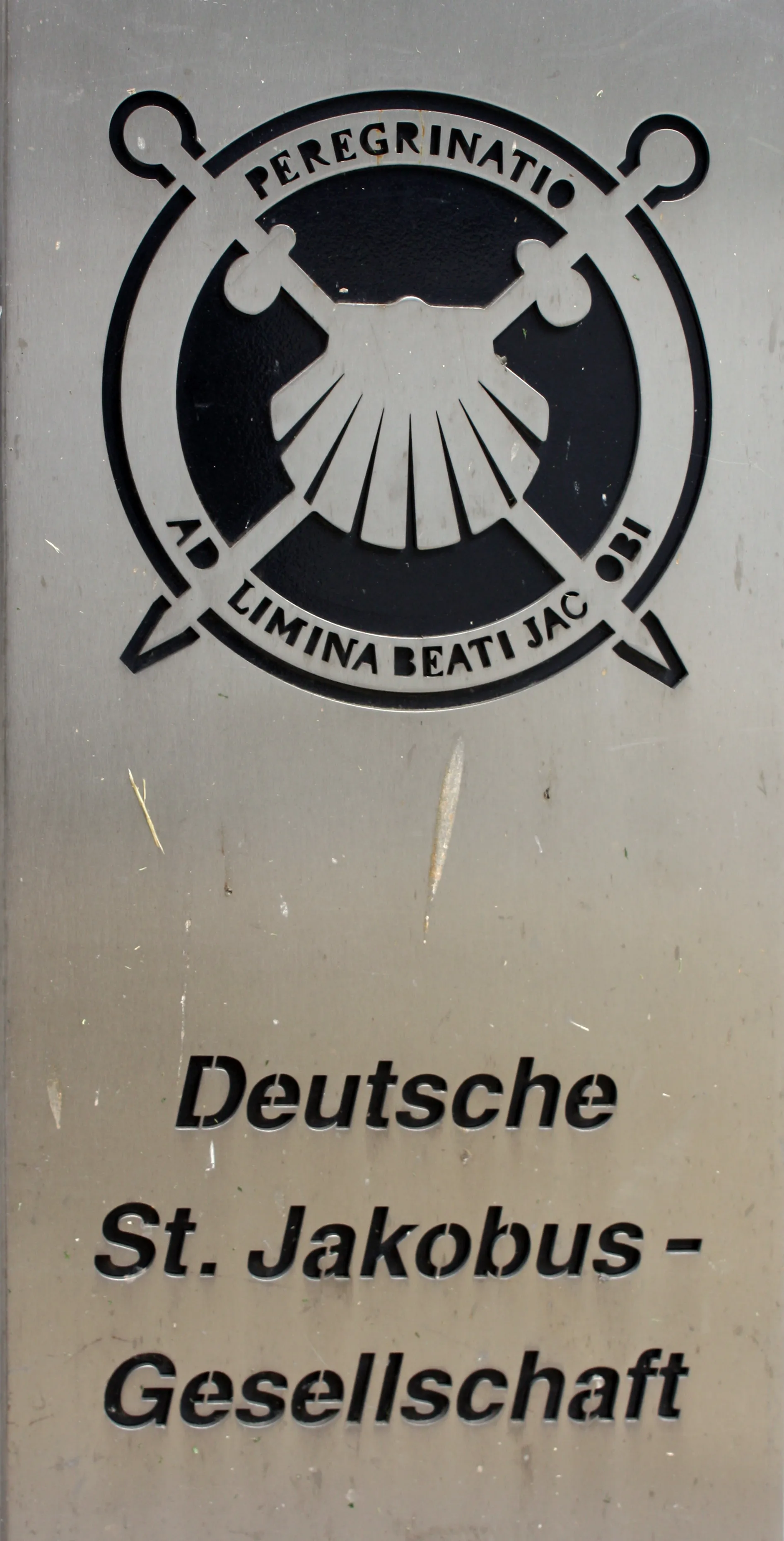 Deutsche St. Jakobus Gesellschaft. Hinweistafel an der Station des Kölner Jakobsweges am Standort der niedergelegten Kirche St. Jakob am Waidmarkt