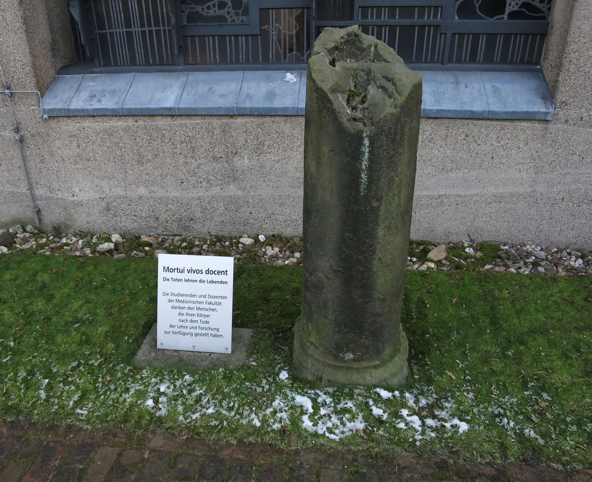 Gedenksäule an Körperspender der Medizinischen Fakultät der Universität Köln - Klinikkirche St. Johannes der Täufer, Joseph-Stelzmann-Straße