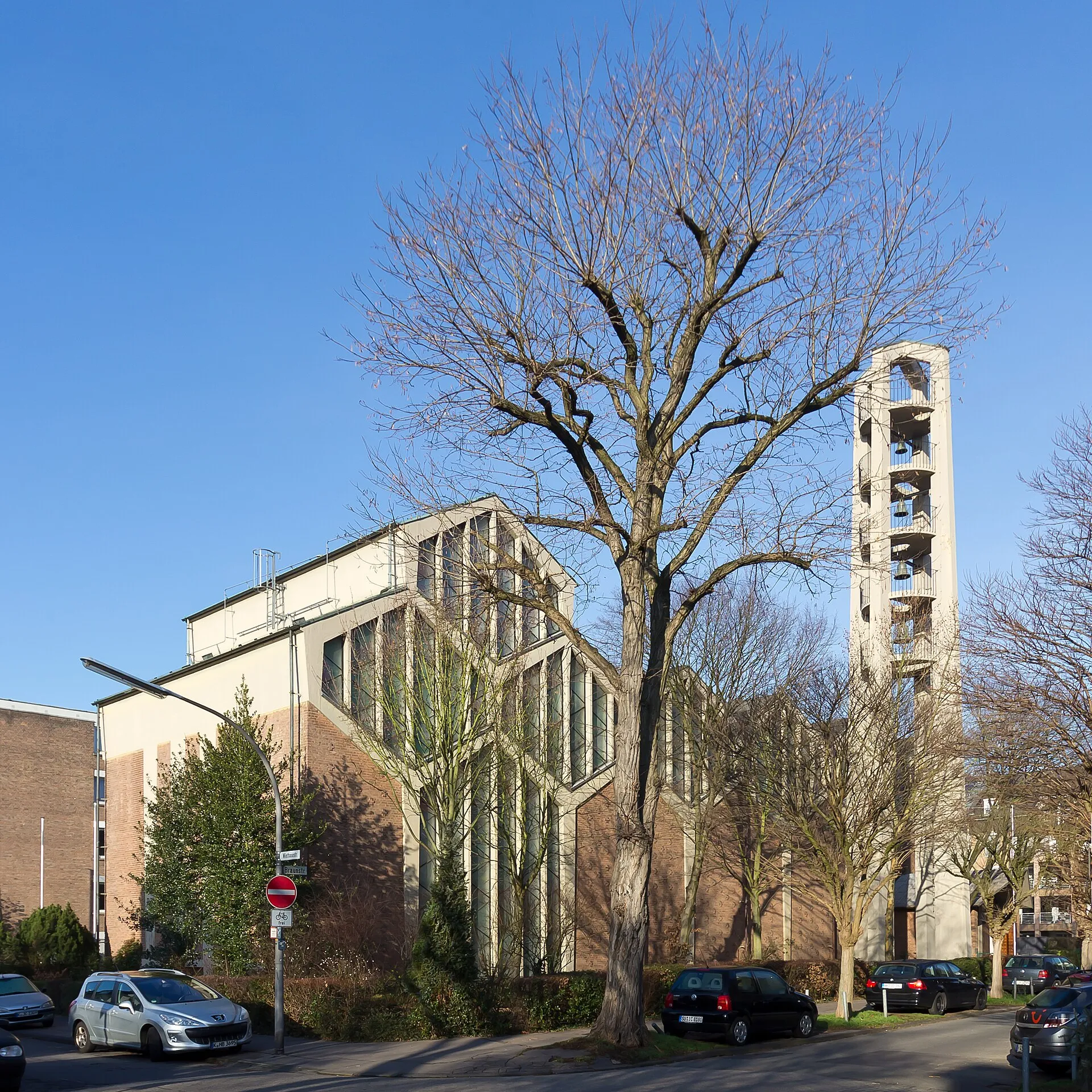 Denkmalgeschützte Kirche St. Joseph in Köln-Braunsfeld. Architekten: Rudolf Schwarz und Josef Bernard, Bauzeit: 1952-55.