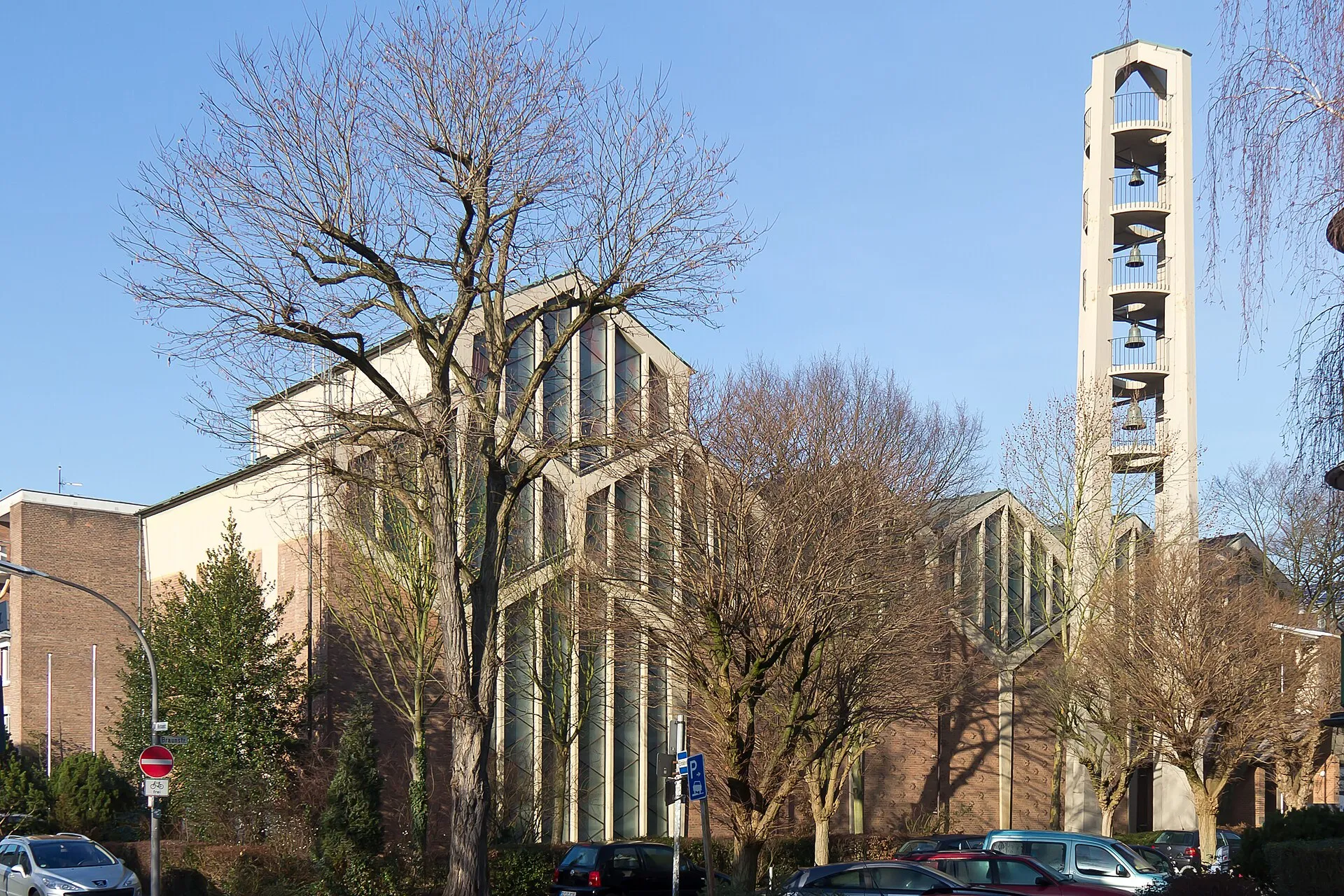 Denkmalgeschützte Kirche St. Joseph in Köln-Braunsfeld. Architekten: Rudolf Schwarz und Josef Bernard, Bauzeit: 1952-55.