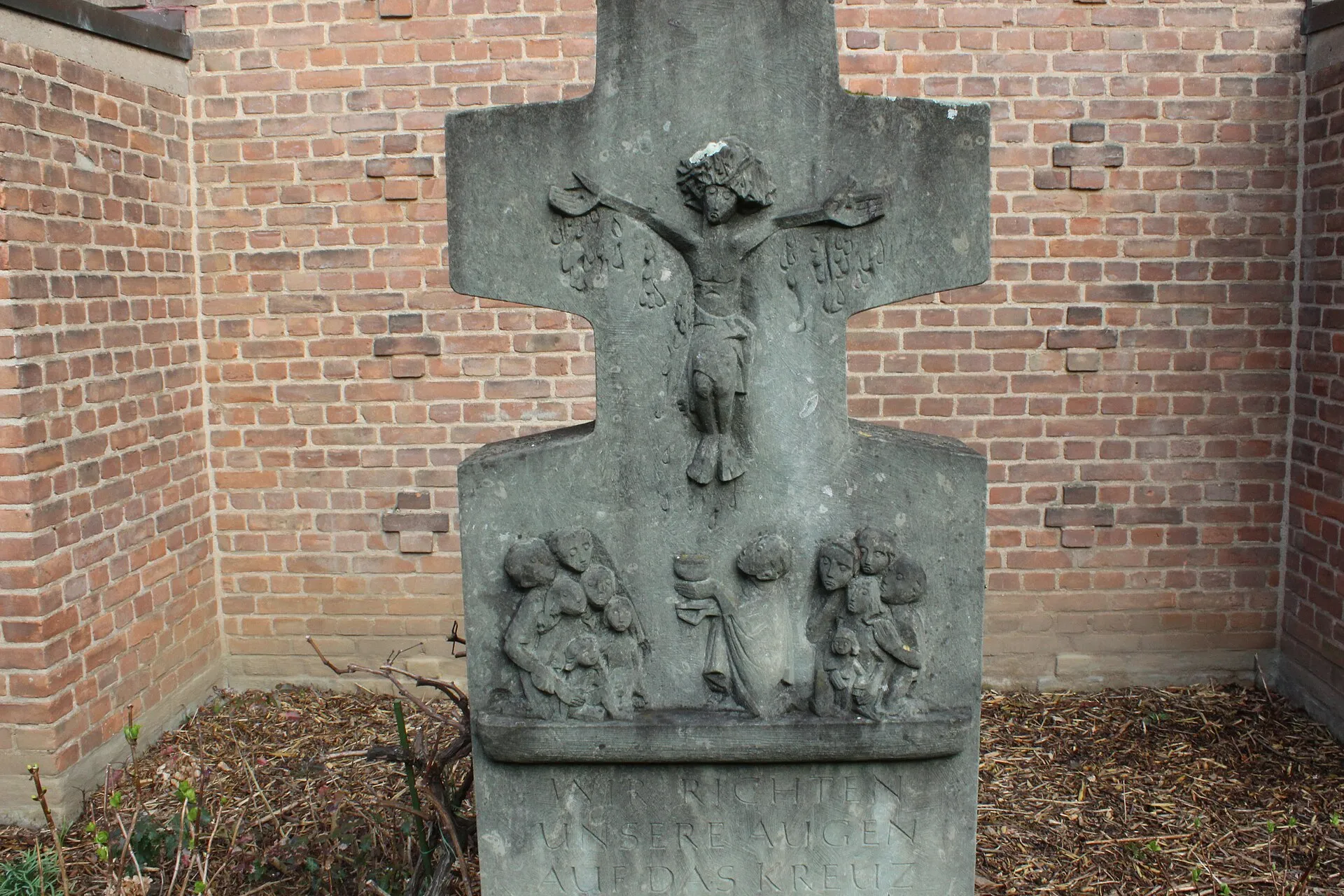 Köln, St. Joseph, Kreuzstele (Anröchter Dolomit, 1975) des Kölner Bildhauers Heribert Calleen