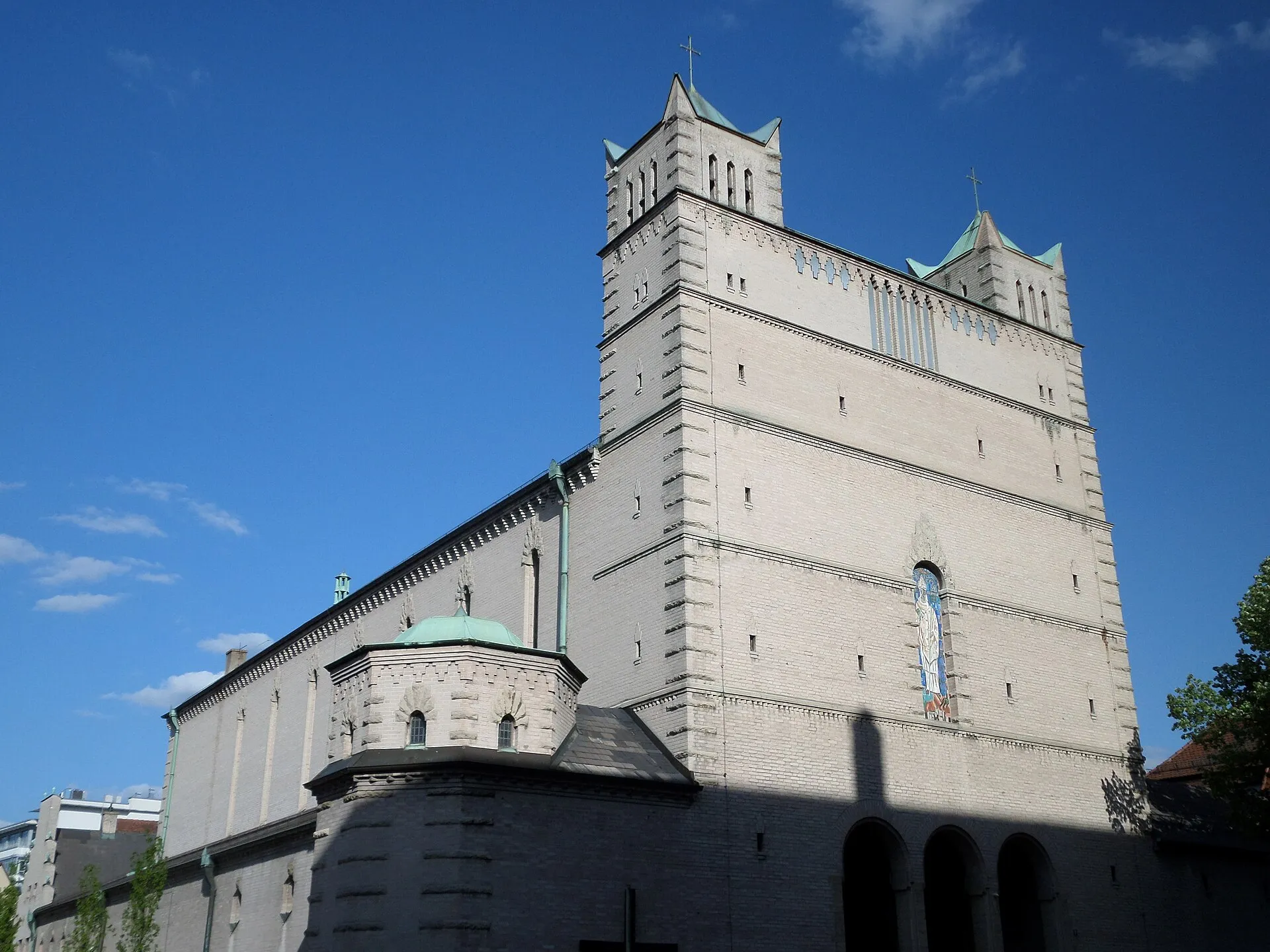 Lindnerstraße 7 - Katholische Pfarrkirche St. Karl Borromäus - Backsteinbau mit Satteldach, halbrunder Chorapsis und westwerkähnlicher Westfassade mit Turmaufsä