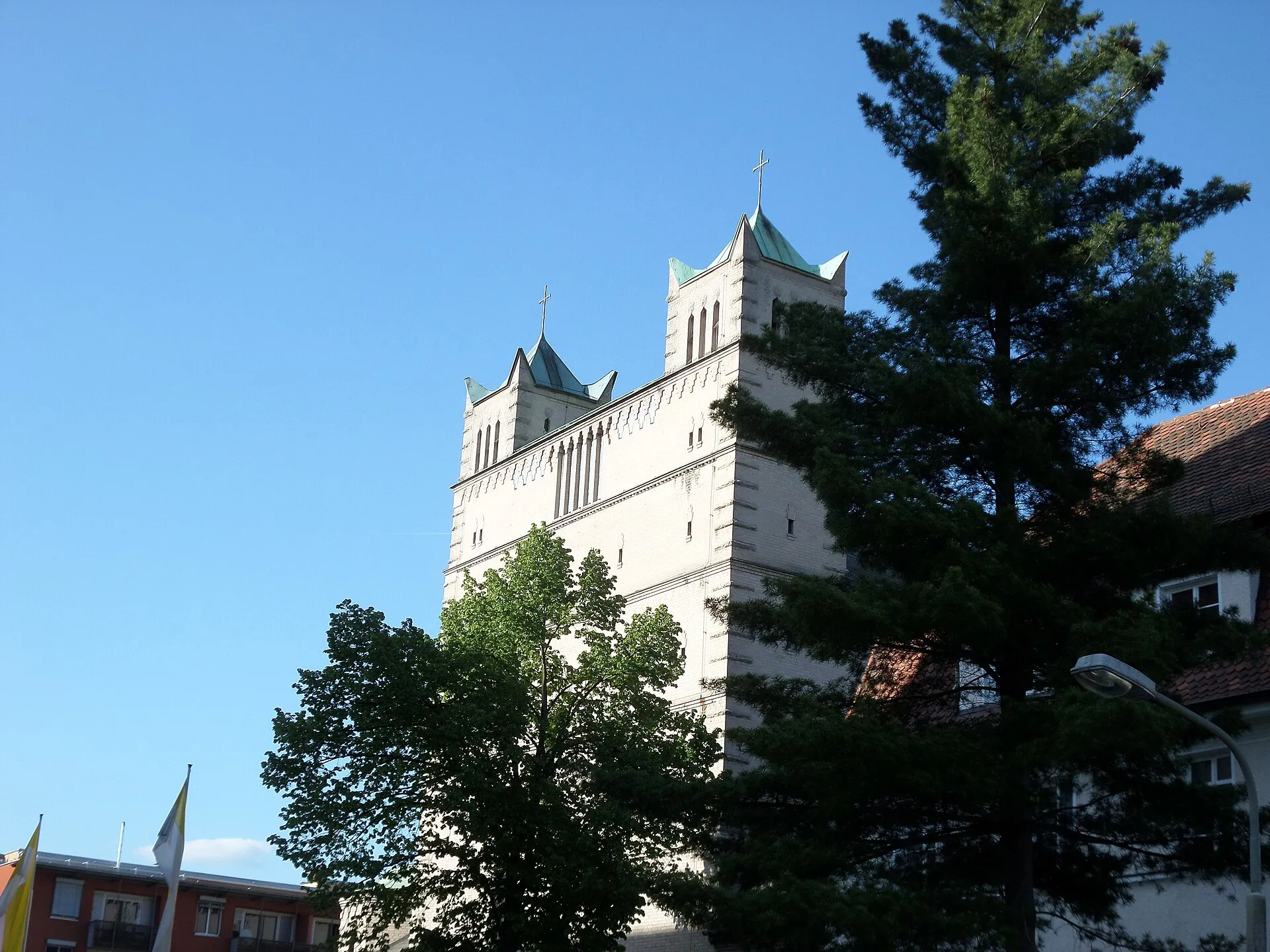 Lindnerstraße 7 - Katholische Pfarrkirche St. Karl Borromäus - Backsteinbau mit Satteldach, halbrunder Chorapsis und westwerkähnlicher Westfassade mit Turmaufsä