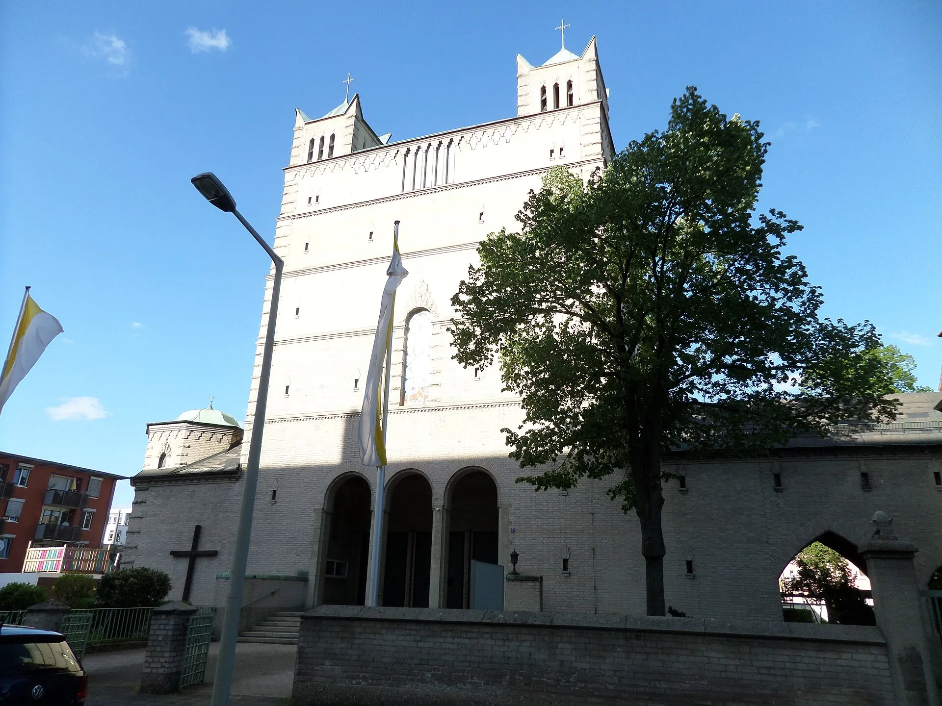 Lindnerstraße 7 - Katholische Pfarrkirche St. Karl Borromäus - Backsteinbau mit Satteldach, halbrunder Chorapsis und westwerkähnlicher Westfassade mit Turmaufsä