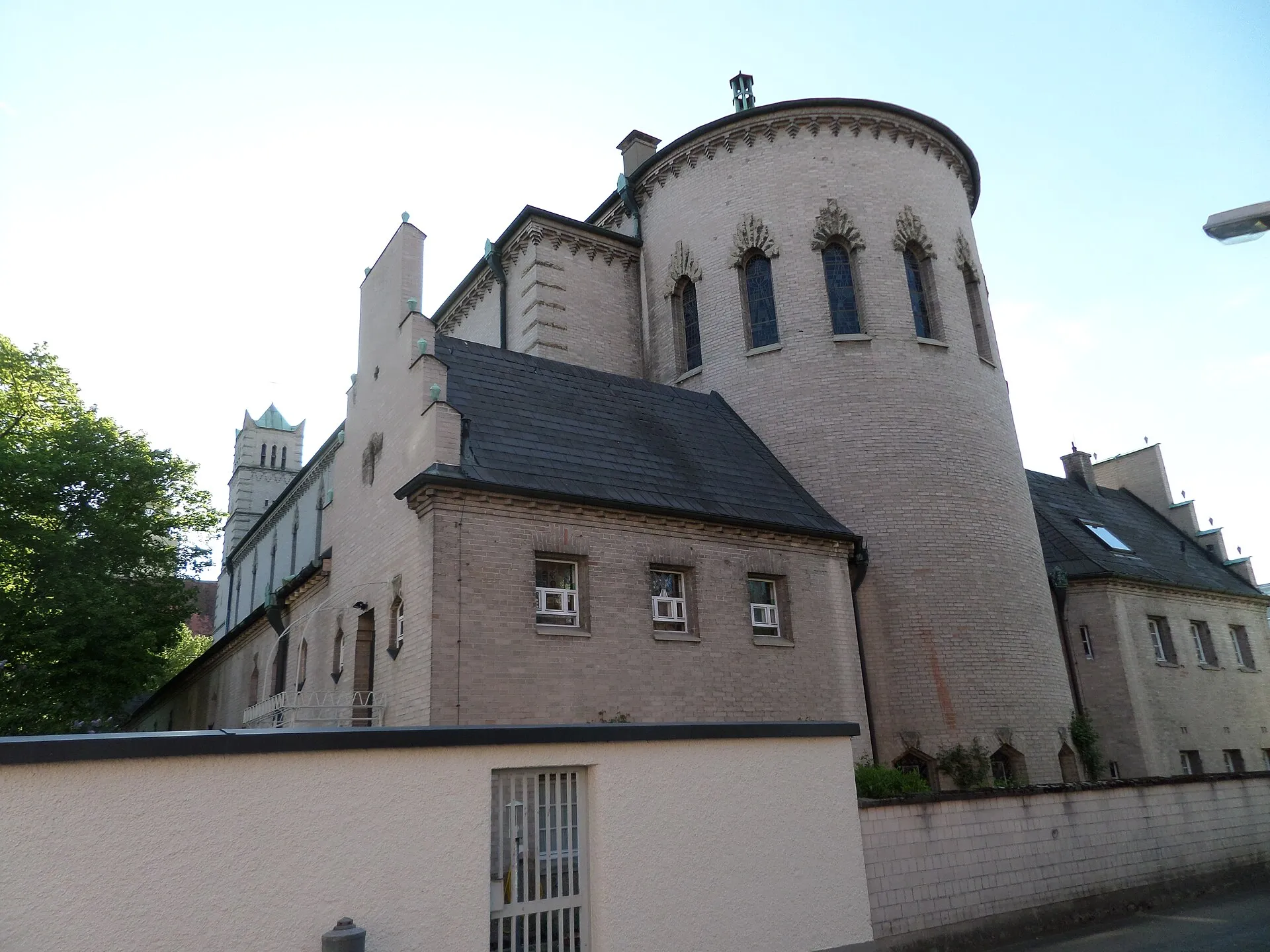 Lindnerstraße 7 - Katholische Pfarrkirche St. Karl Borromäus - Backsteinbau mit Satteldach, halbrunder Chorapsis und westwerkähnlicher Westfassade mit Turmaufsä