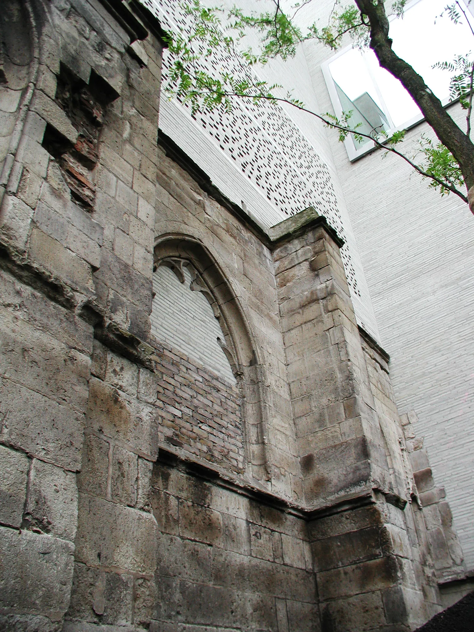 Köln, erhaltenes Außenmauerwerk St-Kolumba-Kölm, Kolumbahof