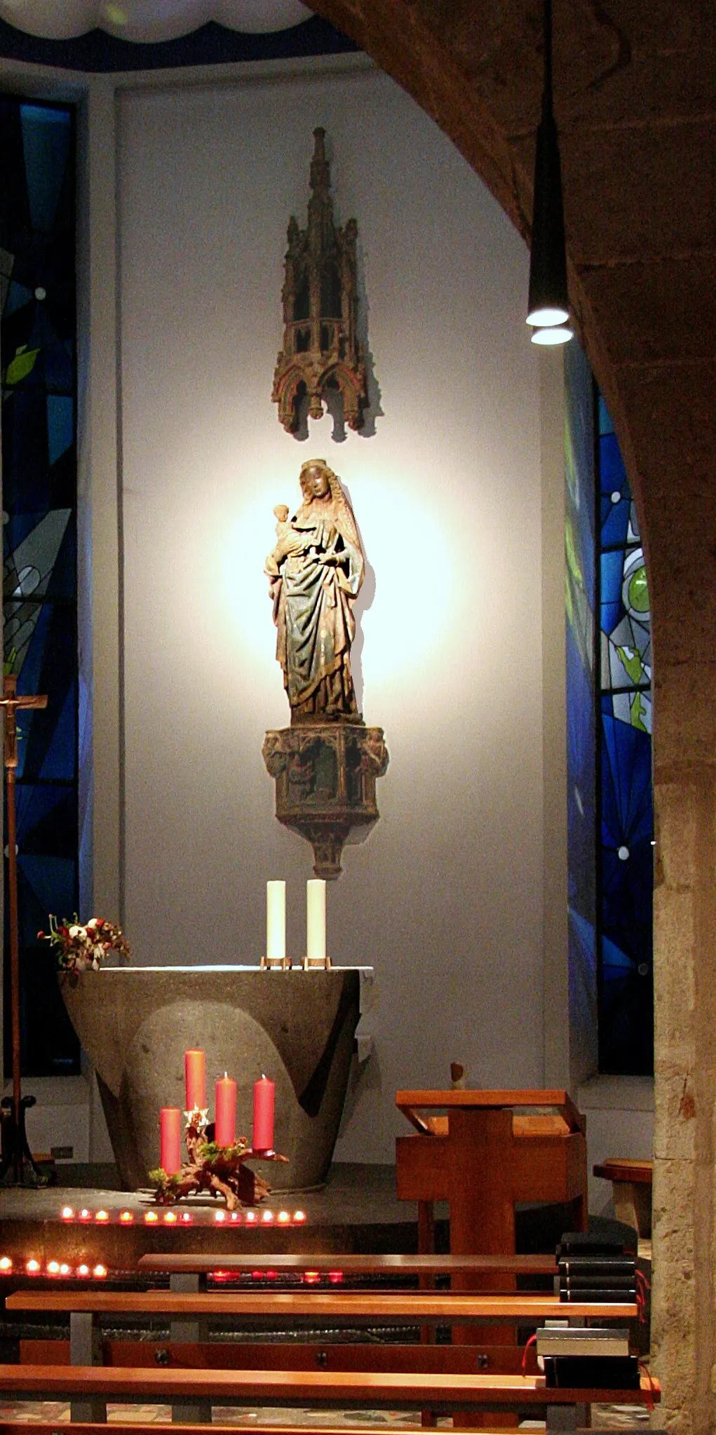 Marienkapelle von St. Kolumba Köln. An der Wand die Statue, die die Zerstörung der Kirche im Zweiten Weltkrieg fast unbeschädigt überstand. Die Kapelle wird des