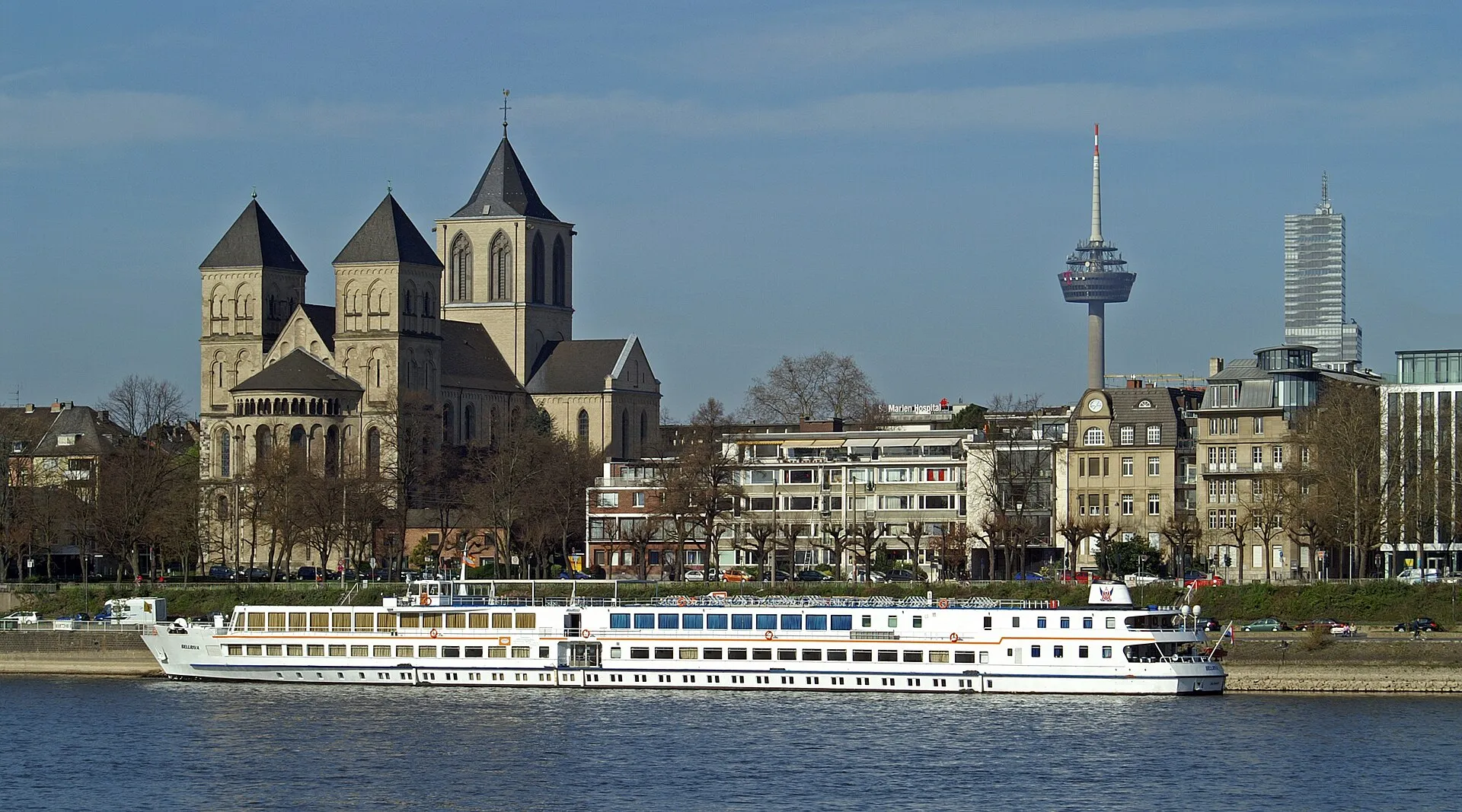Flusskreuzfahrtschiff Bellriva am Anleger Köln, Konrad-Adenauer-Ufer.