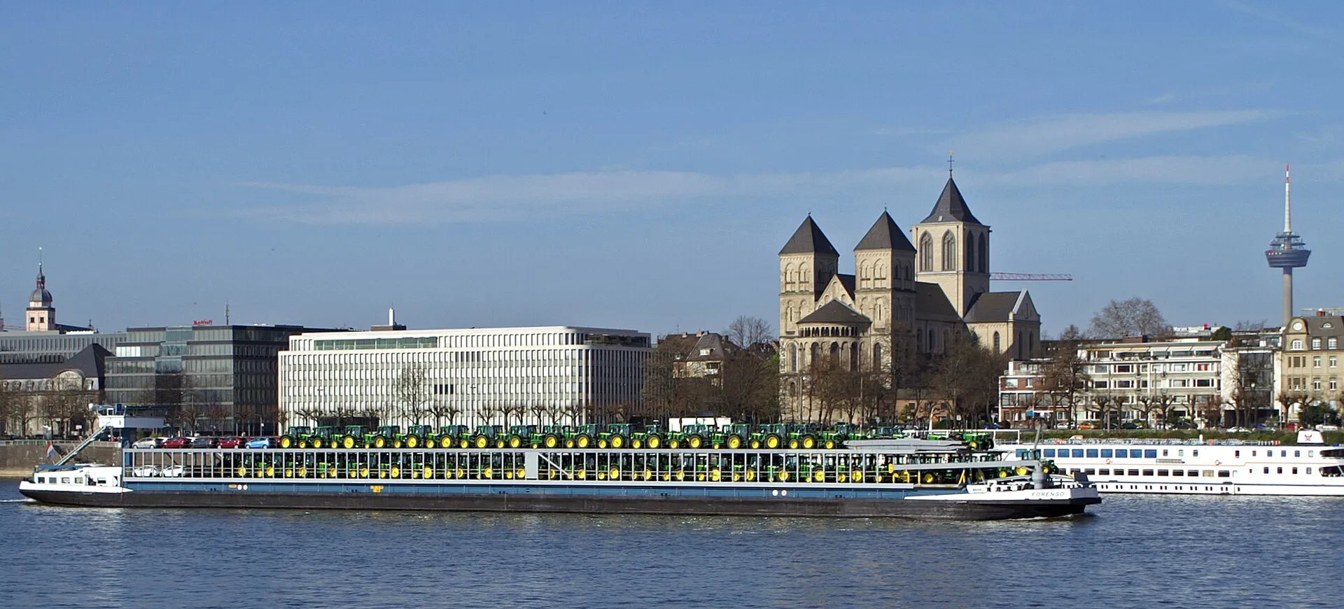RoRo-Schiff „Forenso“ mit John-Deere-Schleppern und einigen Pkw auf Fahrt auf dem Rhein in Köln.