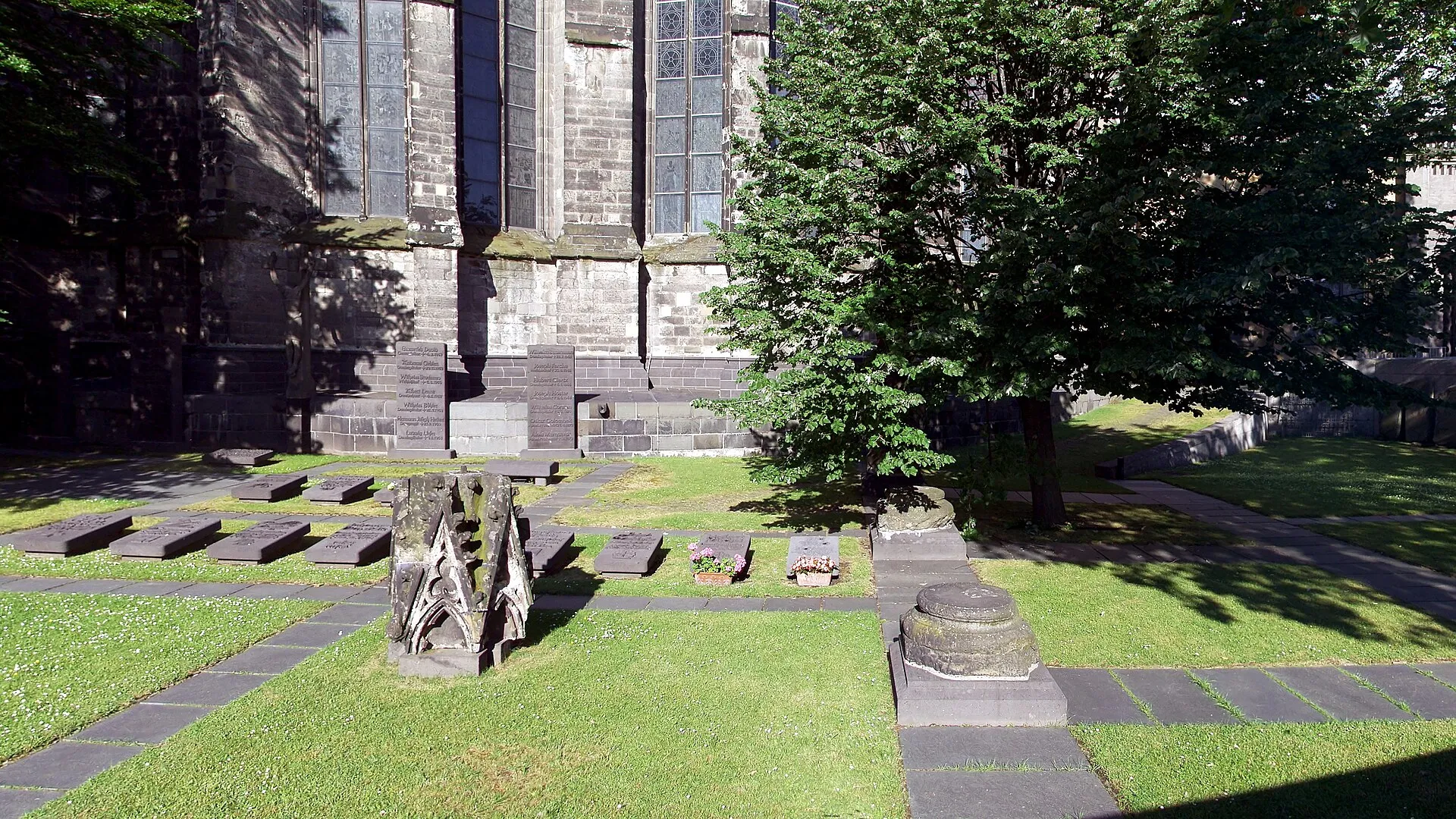 Domherrenfriedhof vor dem Ostchor des Kölner Domes mit Überresten von St. Maria ad Gradus.