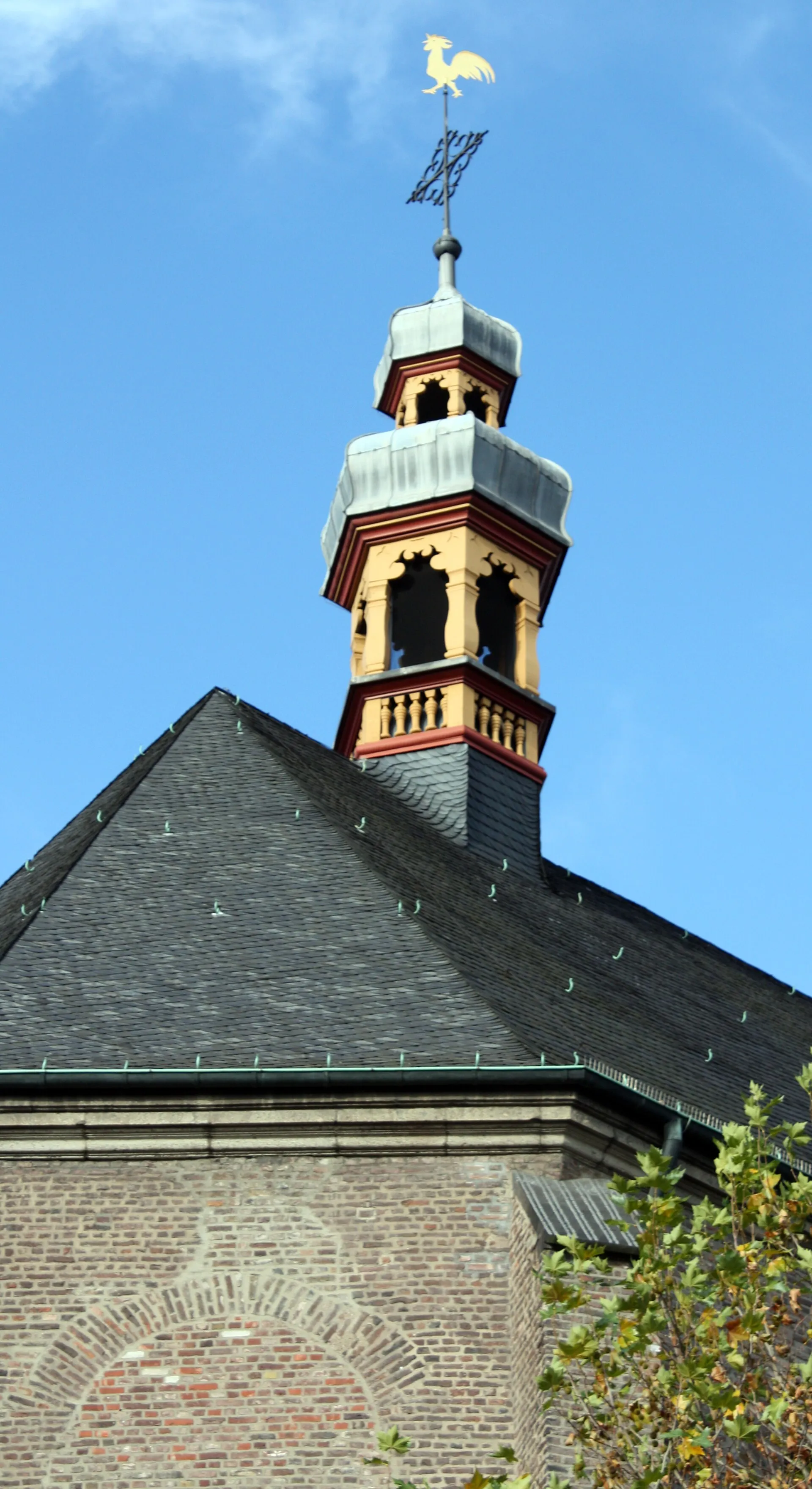 Satteldach und Reiter