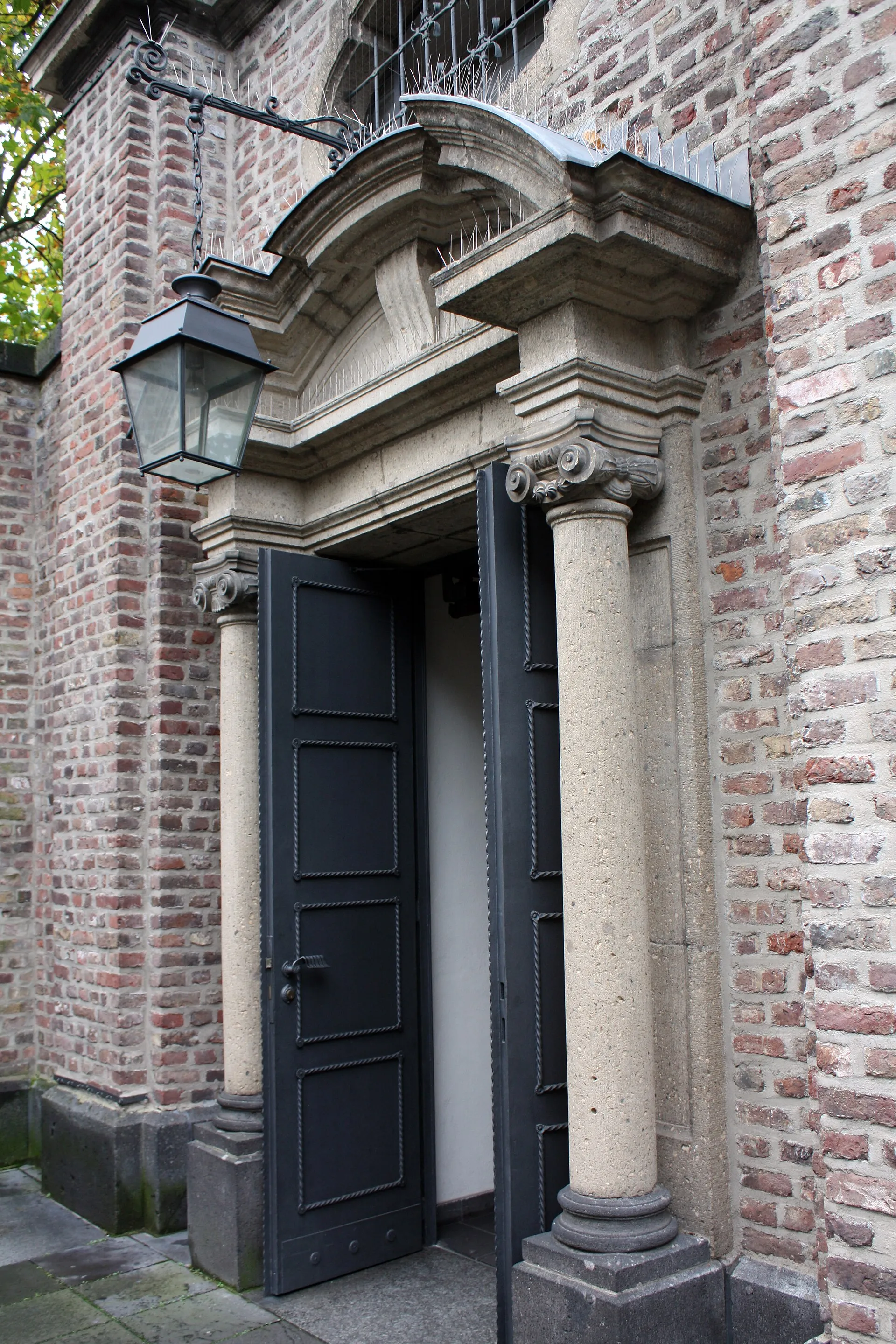 Köln, St. Maria in der Kupfergasse. Portal links