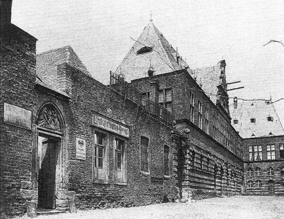 Köln, Rathausplatz Ansicht von Südosten (Pforte zur Ratskapelle, Tor an der Portalsgasse, Vereinslokal des Central-Dombauvereins , Spanischer Bau)