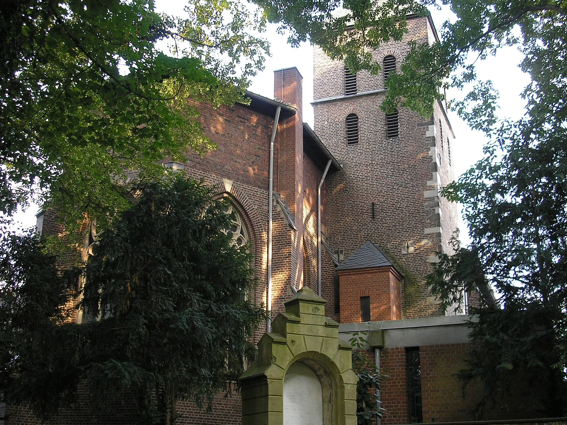 Schlosspark Köln-Stammheim, Blick auf St. Mariä Geburt.