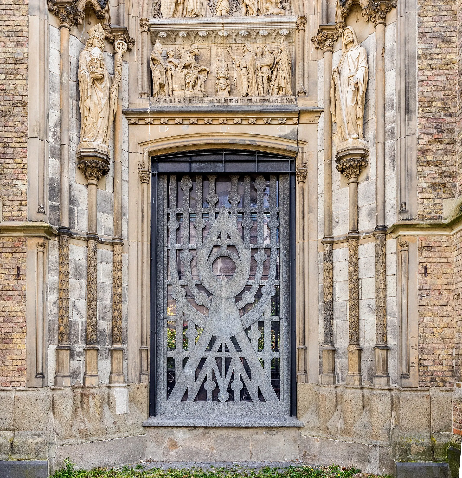 den ehemaligen Haupteingang ersetzendes Fenster in Form eines steinernen siebenarmigen Leuchters, entworfen von Ludwig Gies, St. Mauritius, Köln