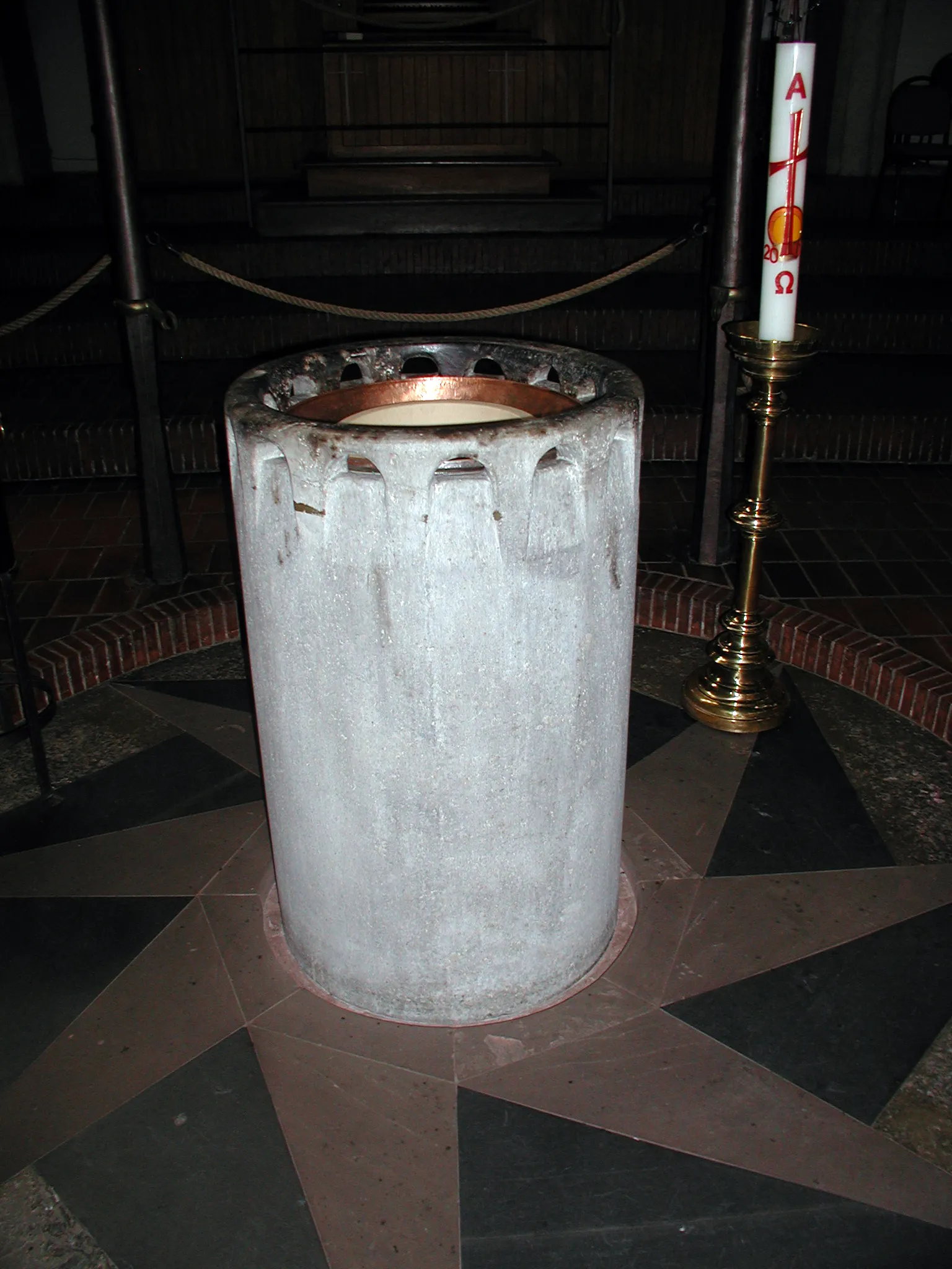 St. Mauritius, Köln. Taufstein