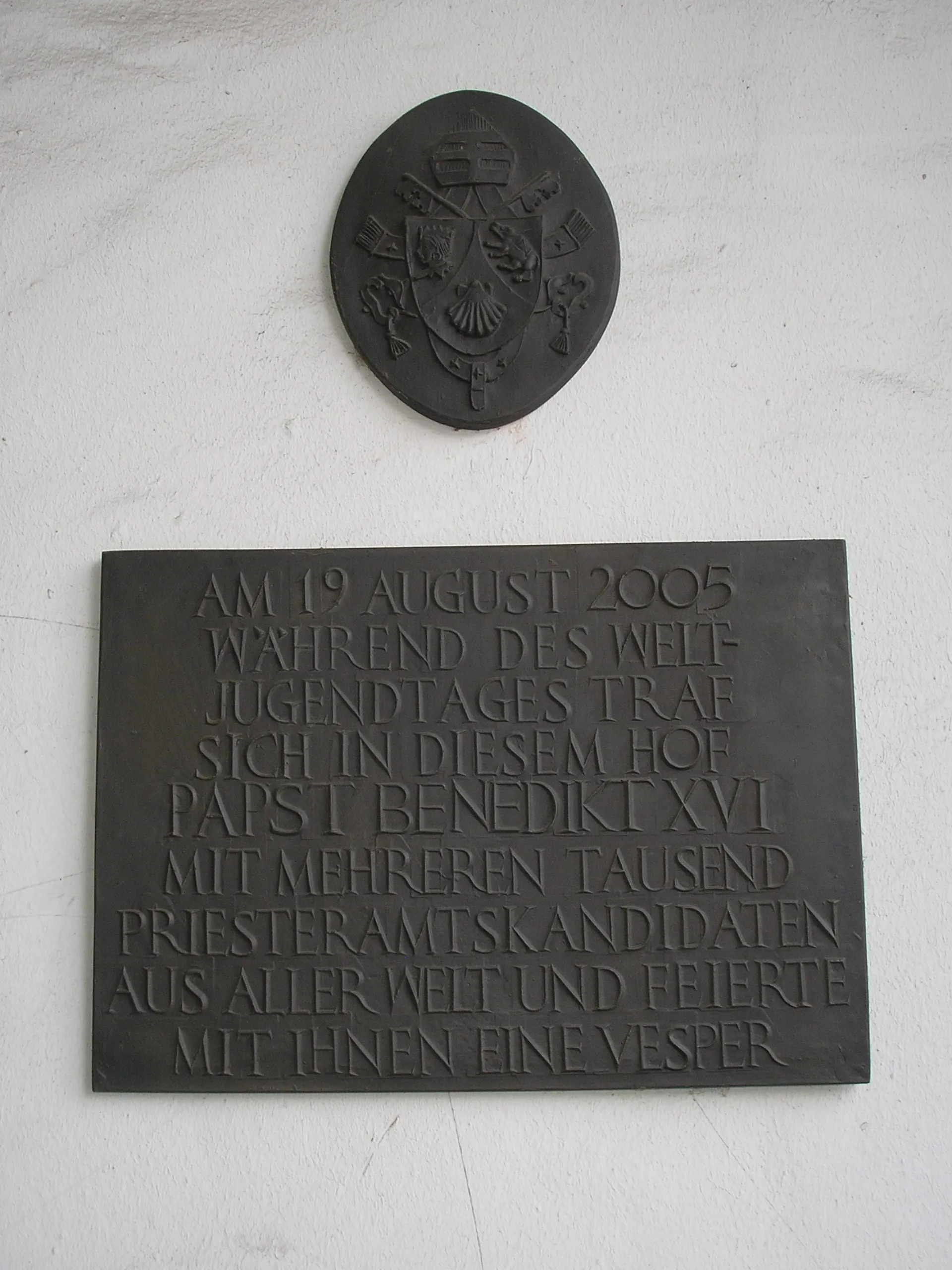 Gedenktafel an eine Vesper mit dem Papst während des WJT 2005 in Köln. Die Tafel hängt im Durchgang von St. Pantaleon zum Klosterhof St. Pantaleon.