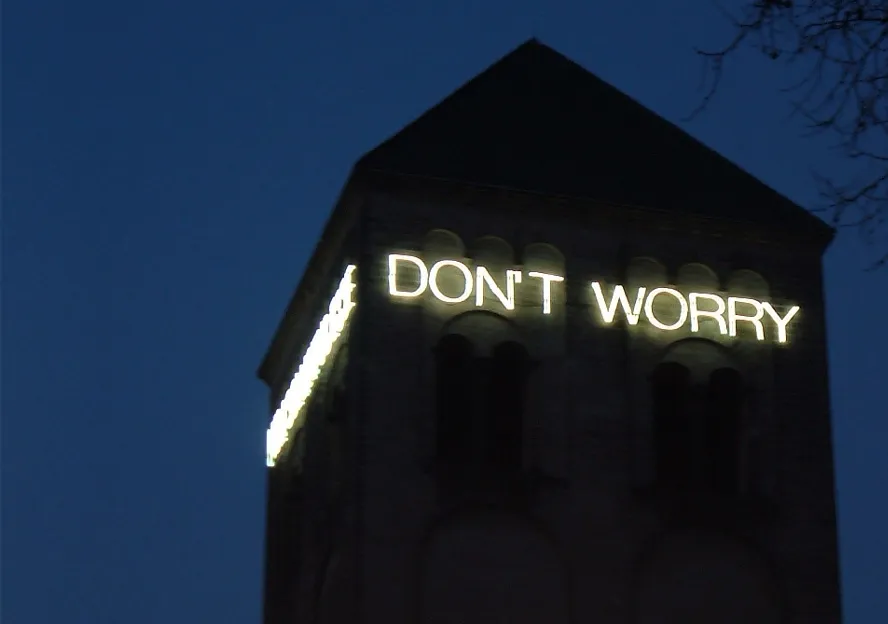 Romanischer Turm von Sankt Peter Köln mit dauerhafter Lichtinstallation DON'T WORRY von Martin Creed