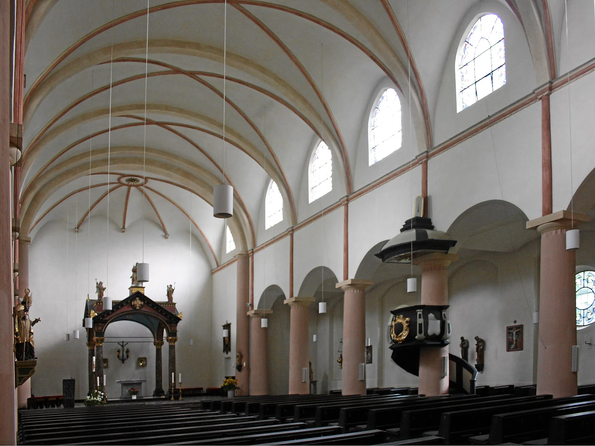 Köln-Sürth, Deutschland. Römisch-katholische Kirche St. Remigius , Inneres nach Ost.