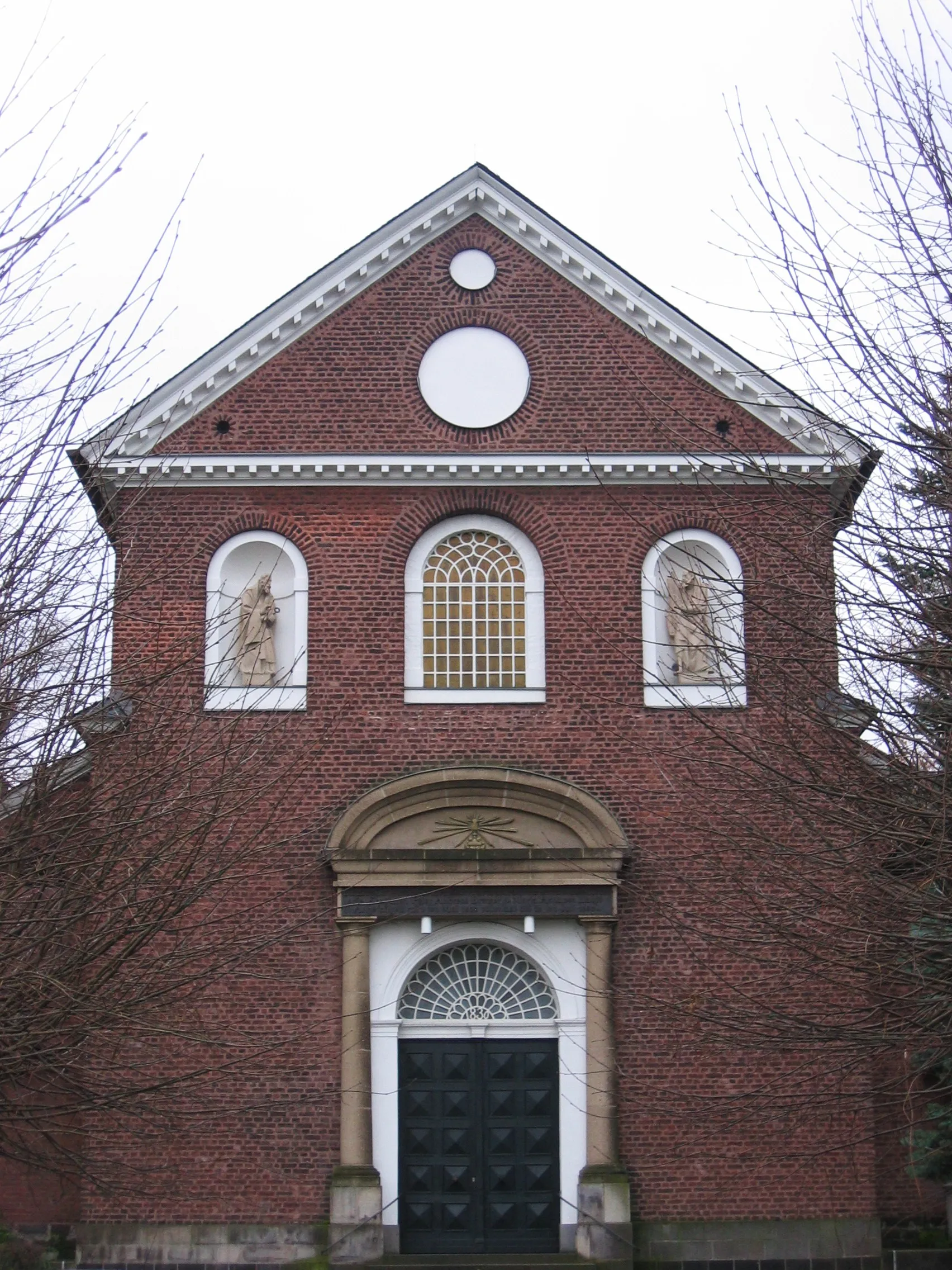 Westfassade von St. Remigius in Köln-Sürth.