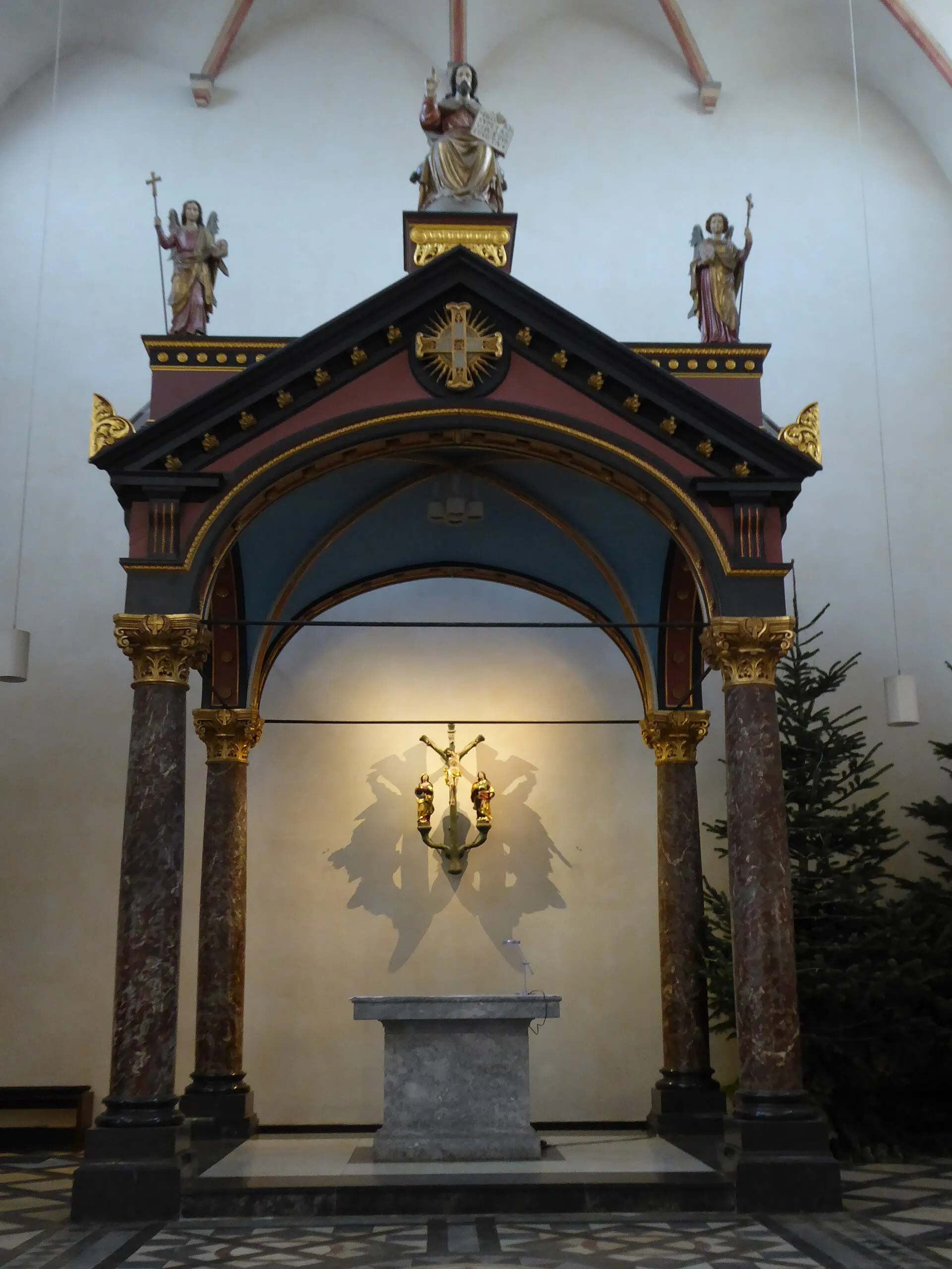 Hauptaltar mit Altarbaldachin