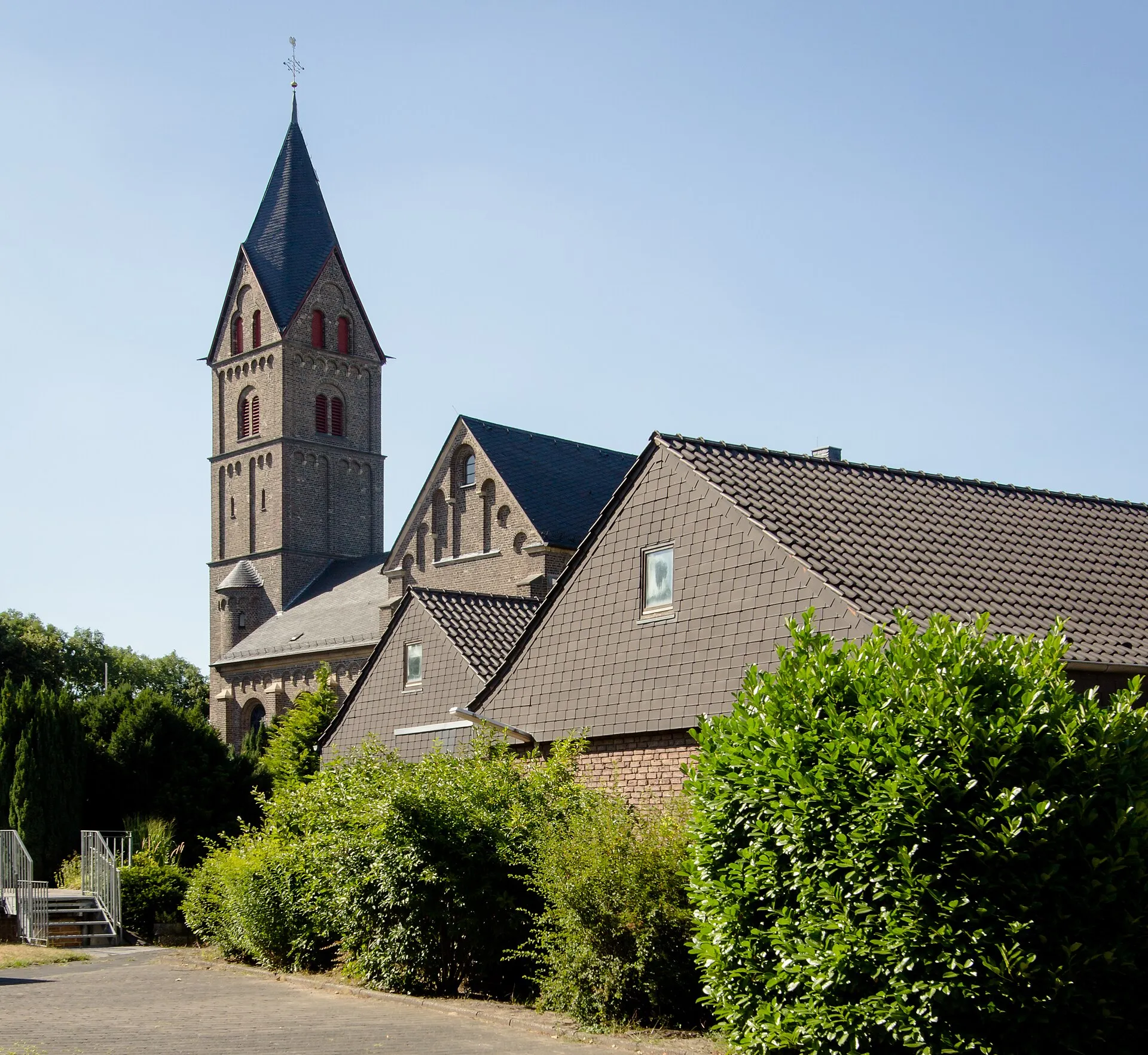 Katholische Pfarrkirche St. Servatius in Köln-Immendorf