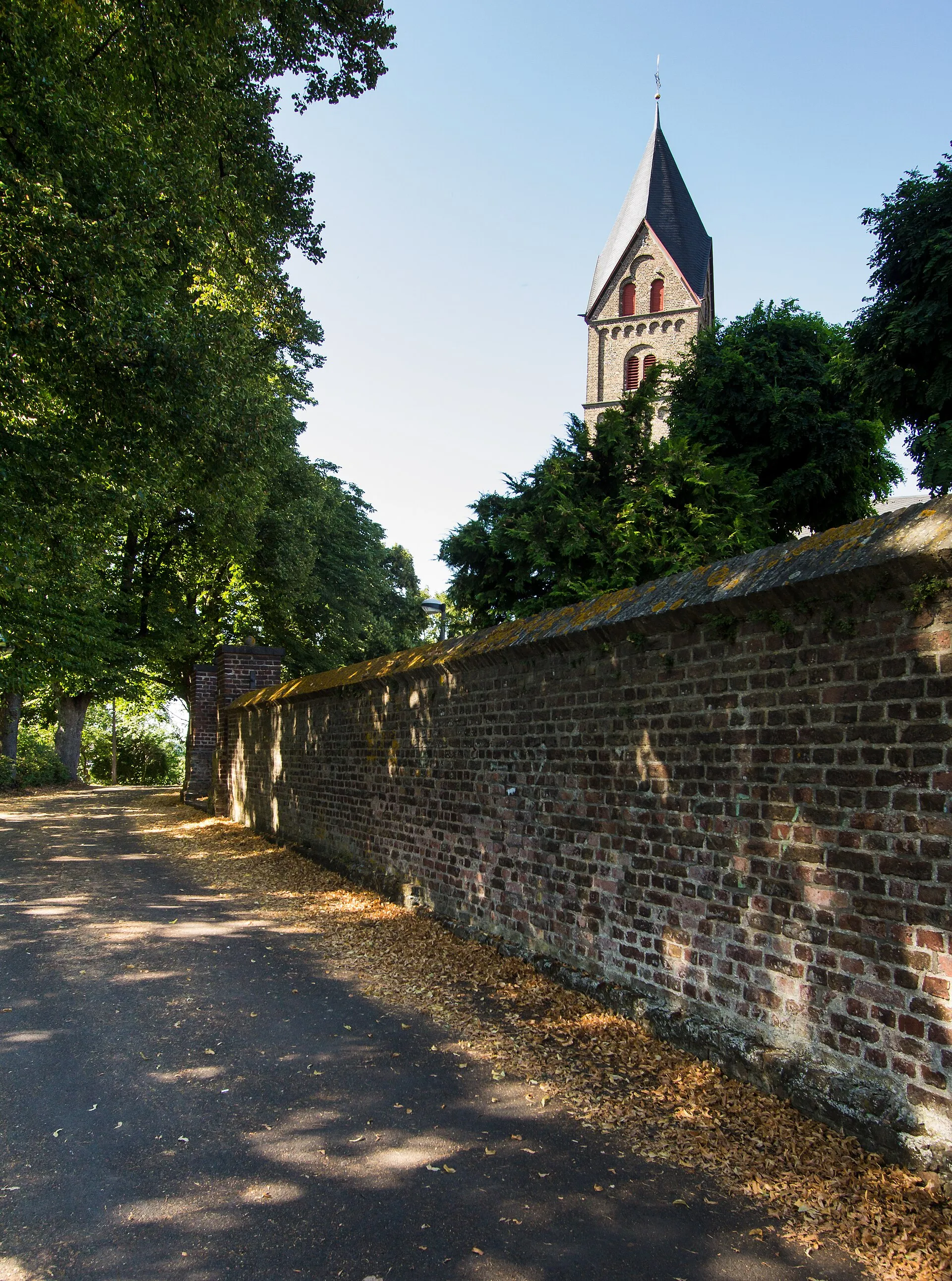 Katholische Pfarrkirche St. Servatius in Köln-Immendorf
