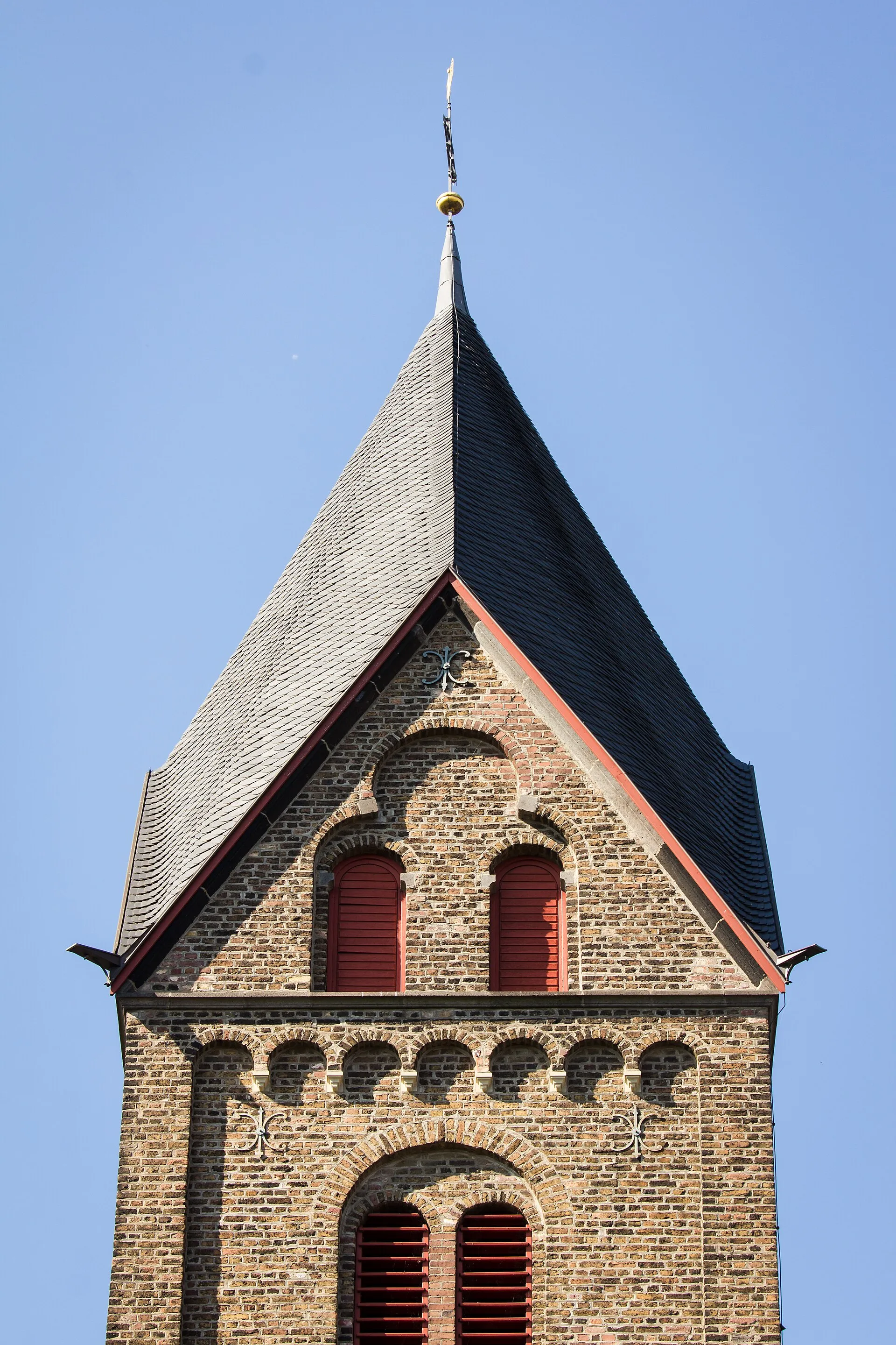 Katholische Pfarrkirche St. Servatius in Köln-Immendorf