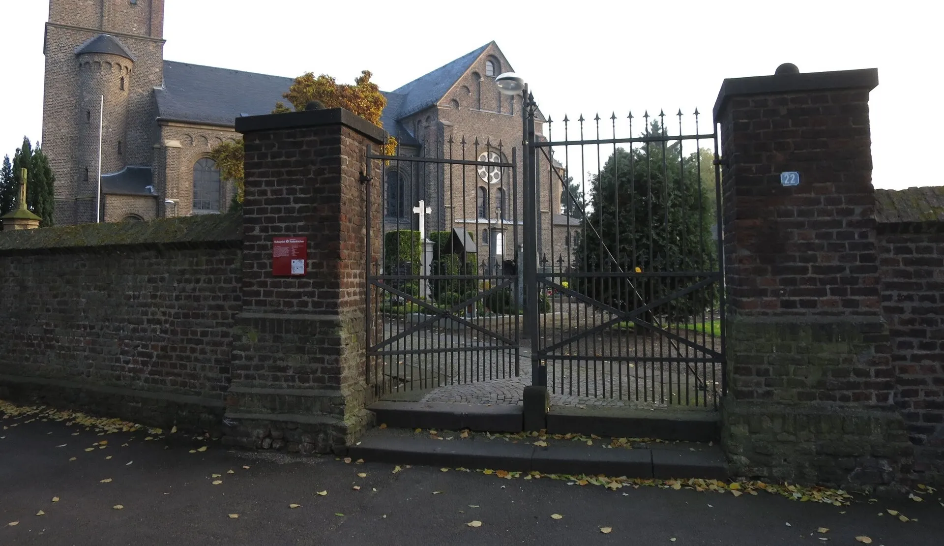 St. Servatius (Köln-Immendorf) - Eingang zum Friedhof und zur Kirche