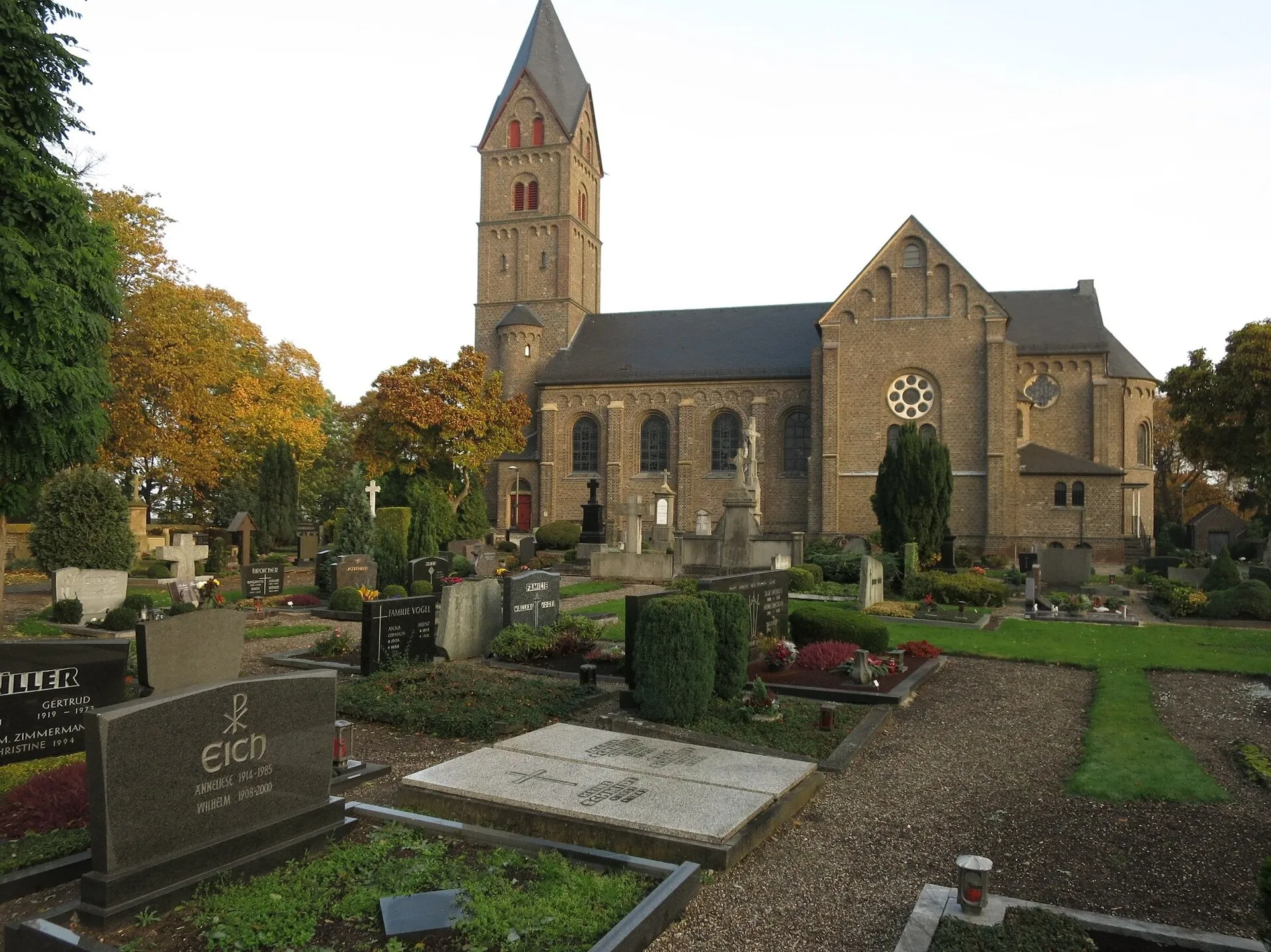 St. Servatius (Köln-Immendorf) - Blick auf Friedhof und Kirche