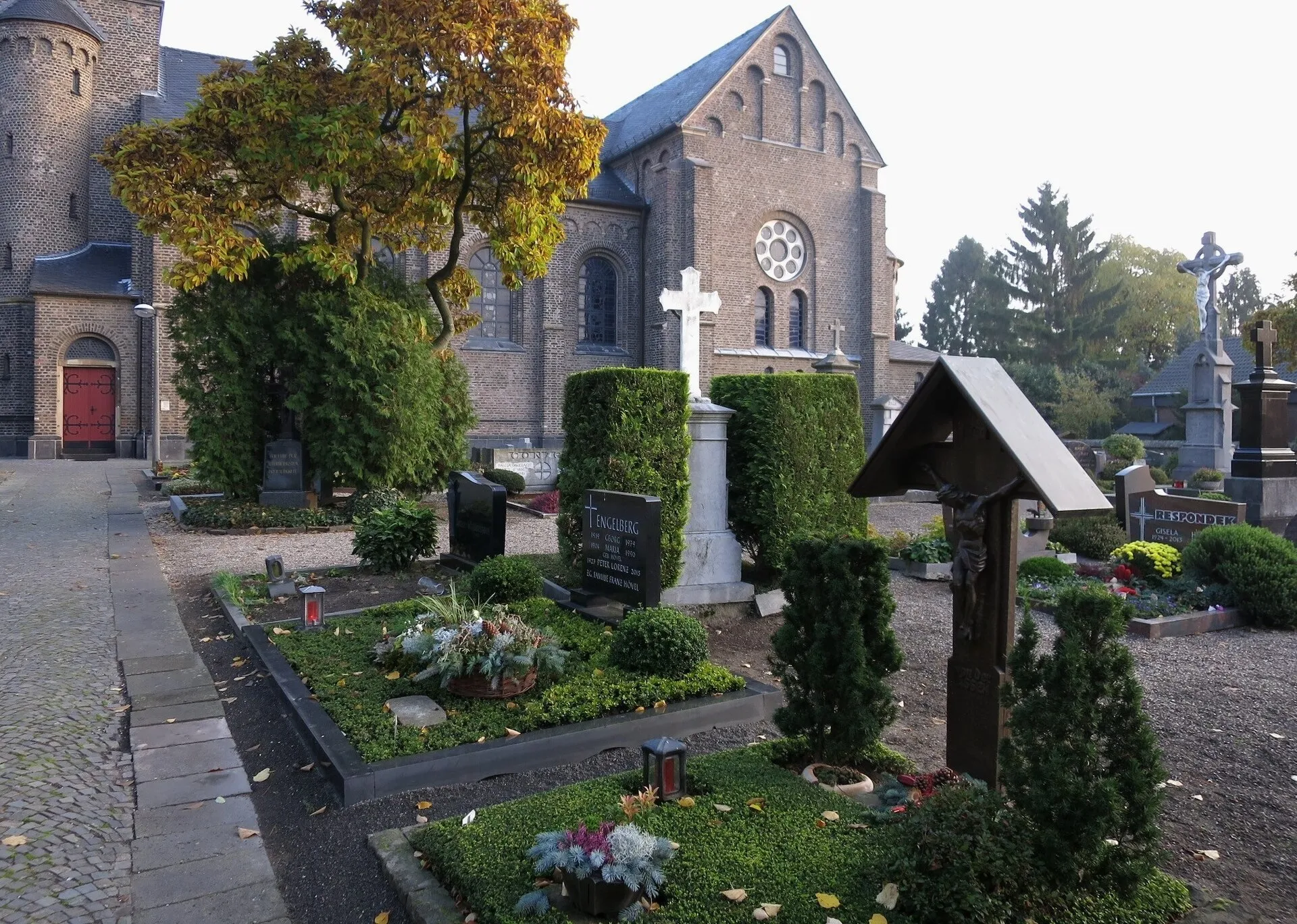 St. Servatius (Köln-Immendorf) - Friedhof und Kirche