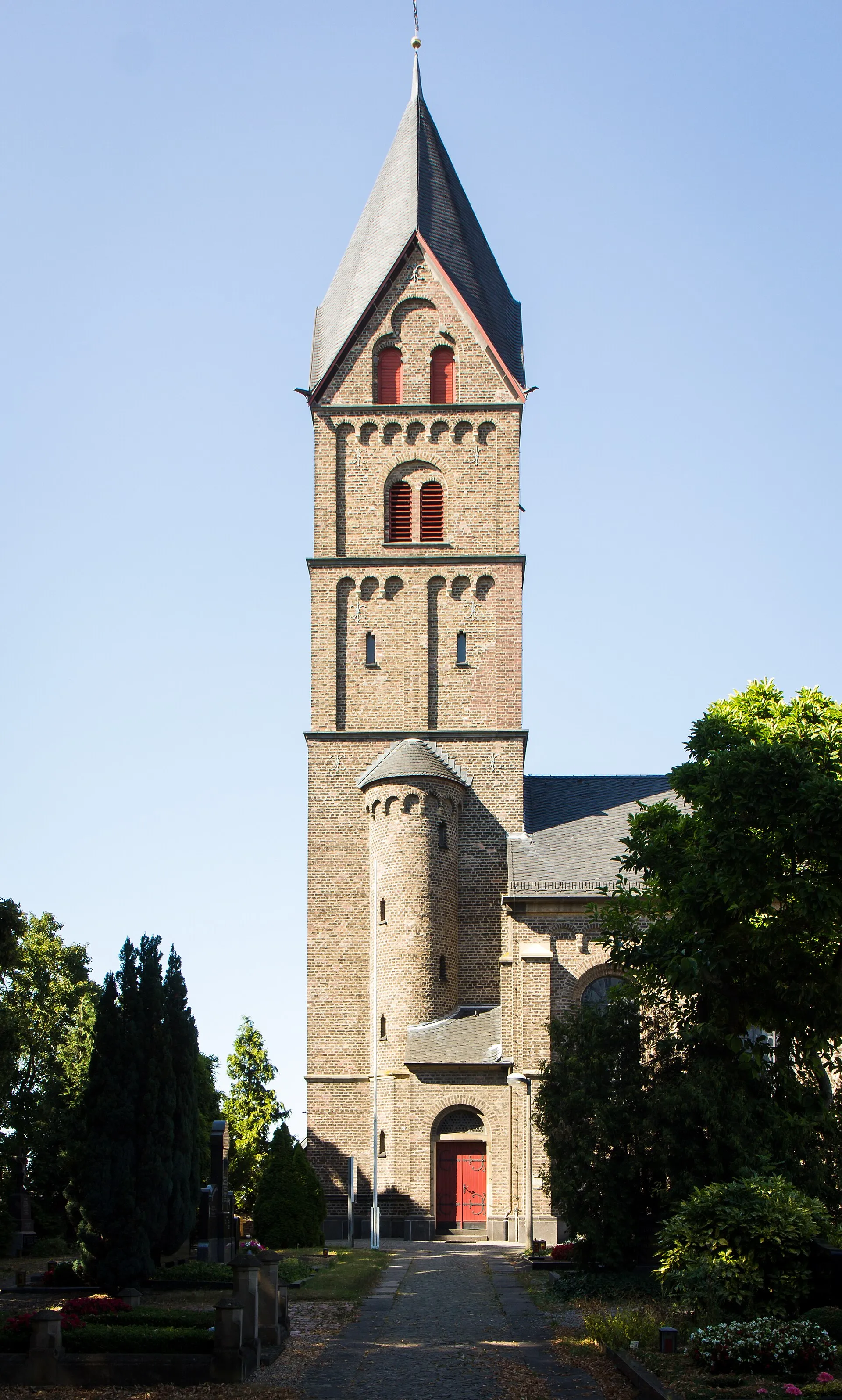 Katholische Pfarrkirche St. Servatius in Köln-Immendorf