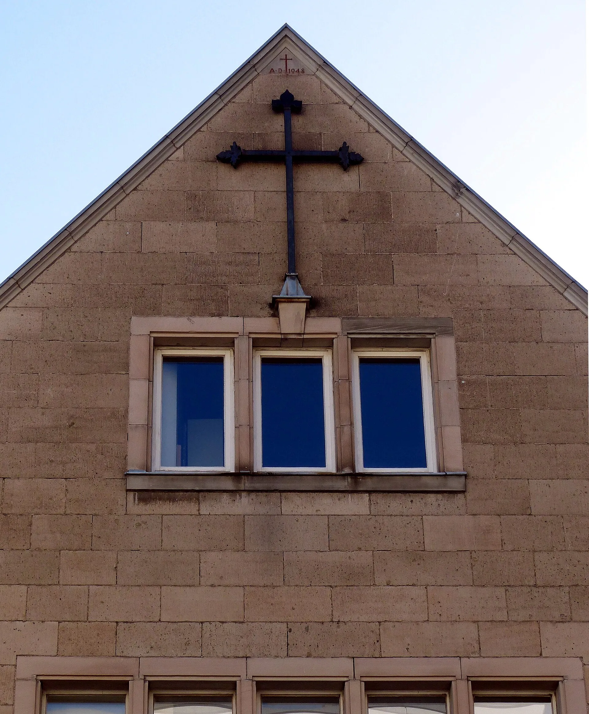 Der Giebel des Pfarrhaus St. Stephan in Köln-Lindenthal mit dem Chorkreuz der im II. Weltkrieg zerstörten Kirche St. Stephan