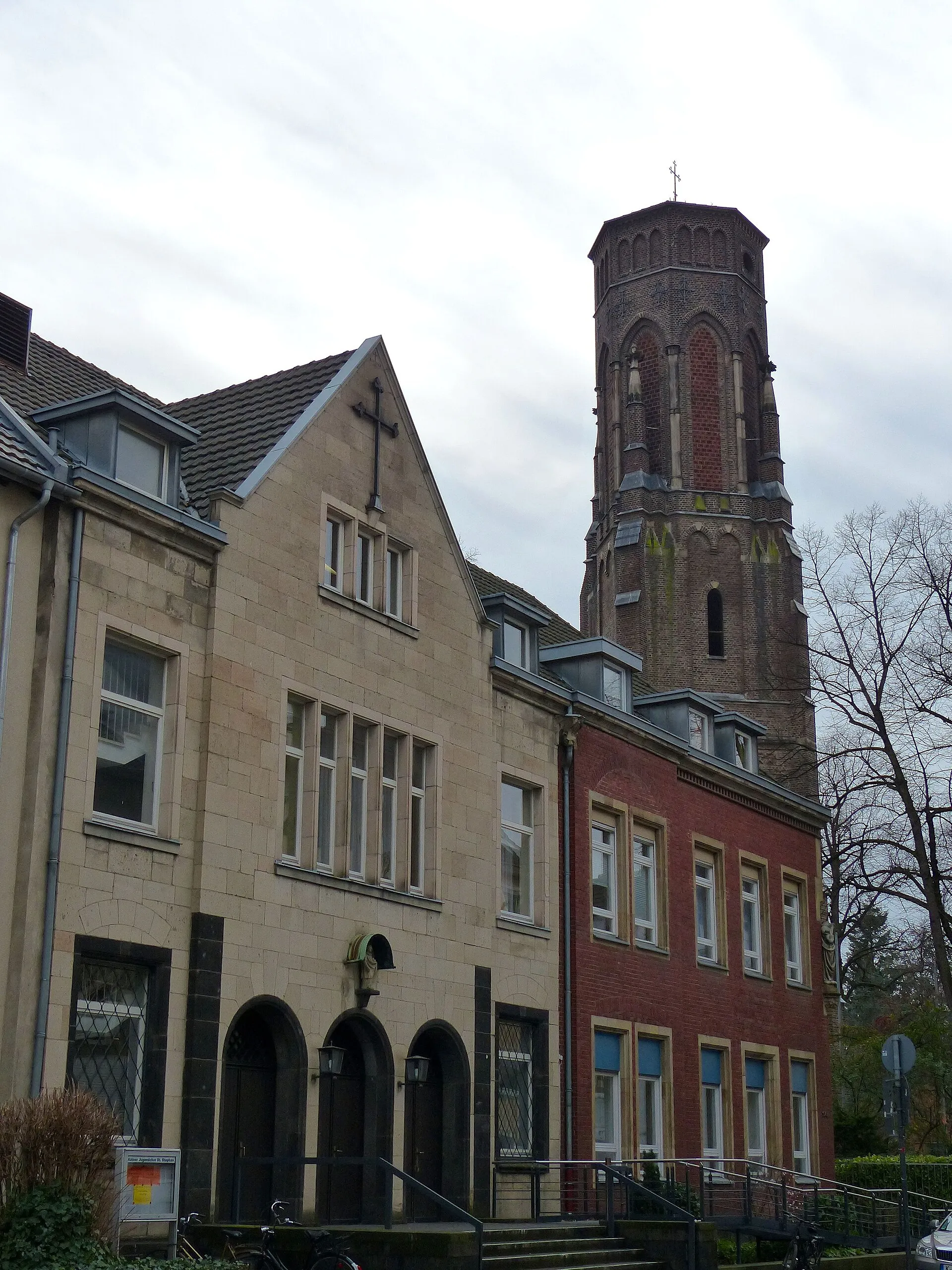 Gemeindehaus der Pfarrkirche St. Stephan in Köln Lindenthal, Bachemer Strasse, Campanile der Kirche St. Stephan im Hintergrund