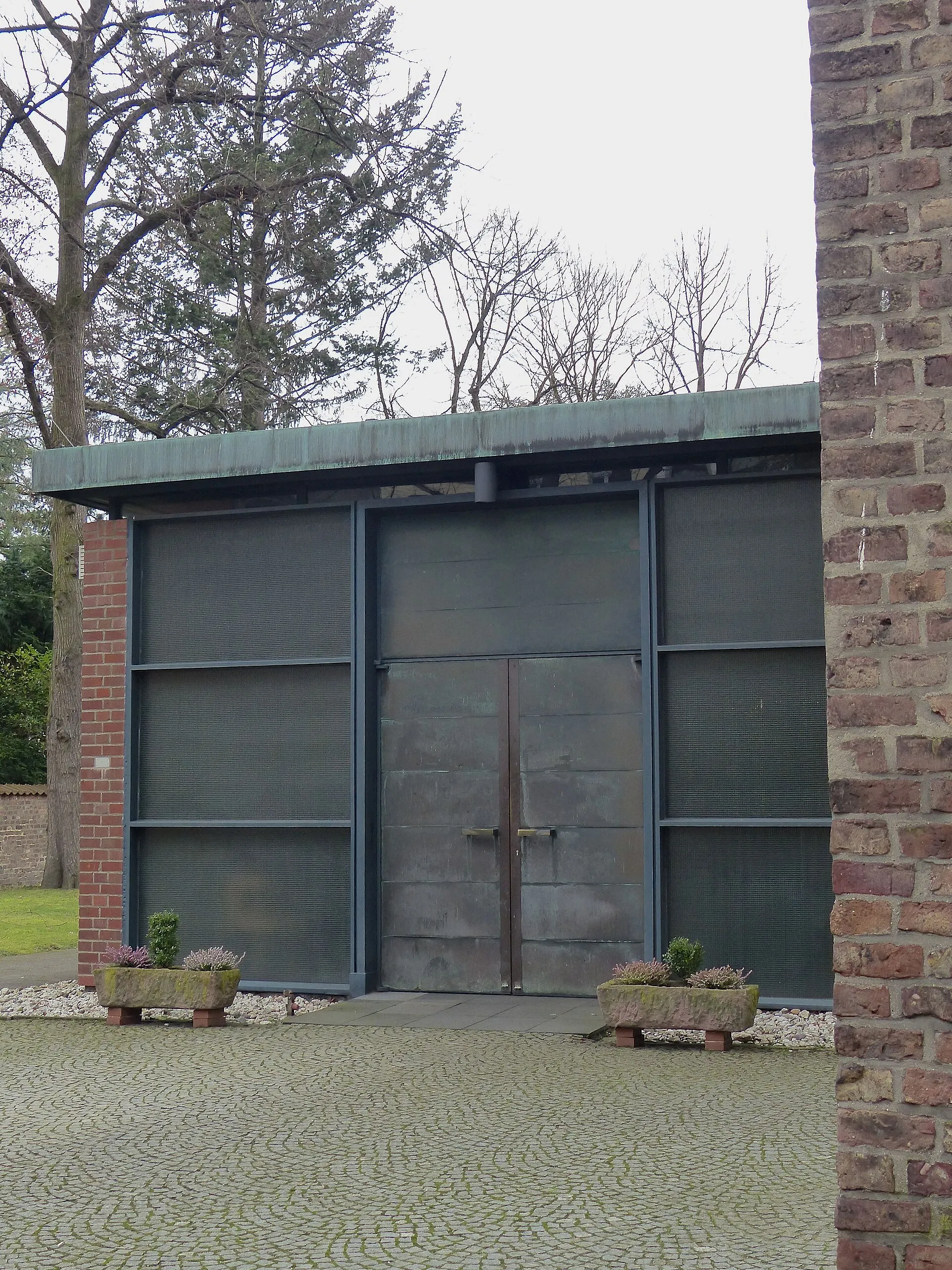 Eingang zur Gemeindehalle von St. Stephan in Köln Lindenthal Architekt: Joachim Schürmann