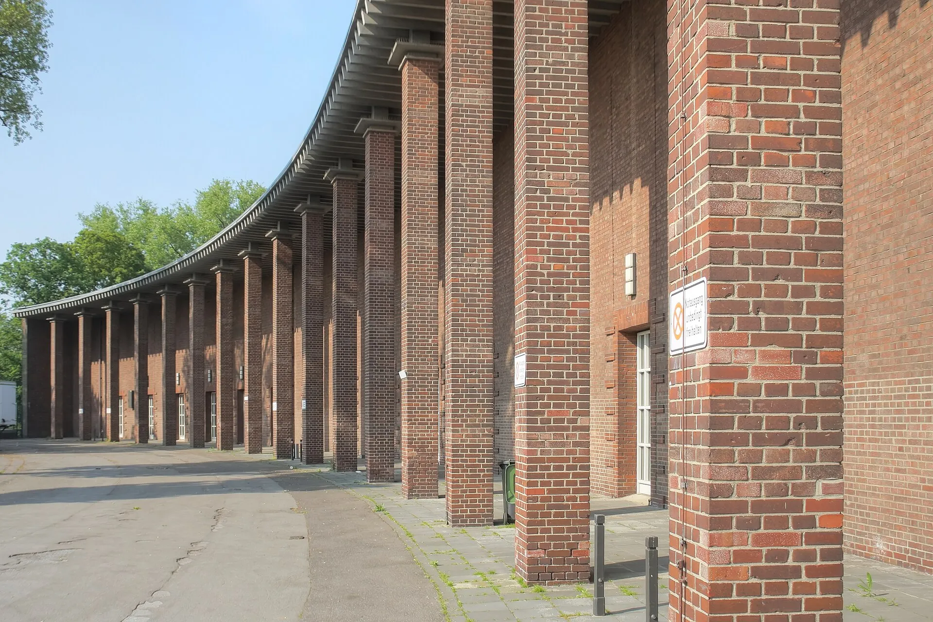 Details des Staatenhauses im Rheinpark Köln. Architekt: Adolf Abel