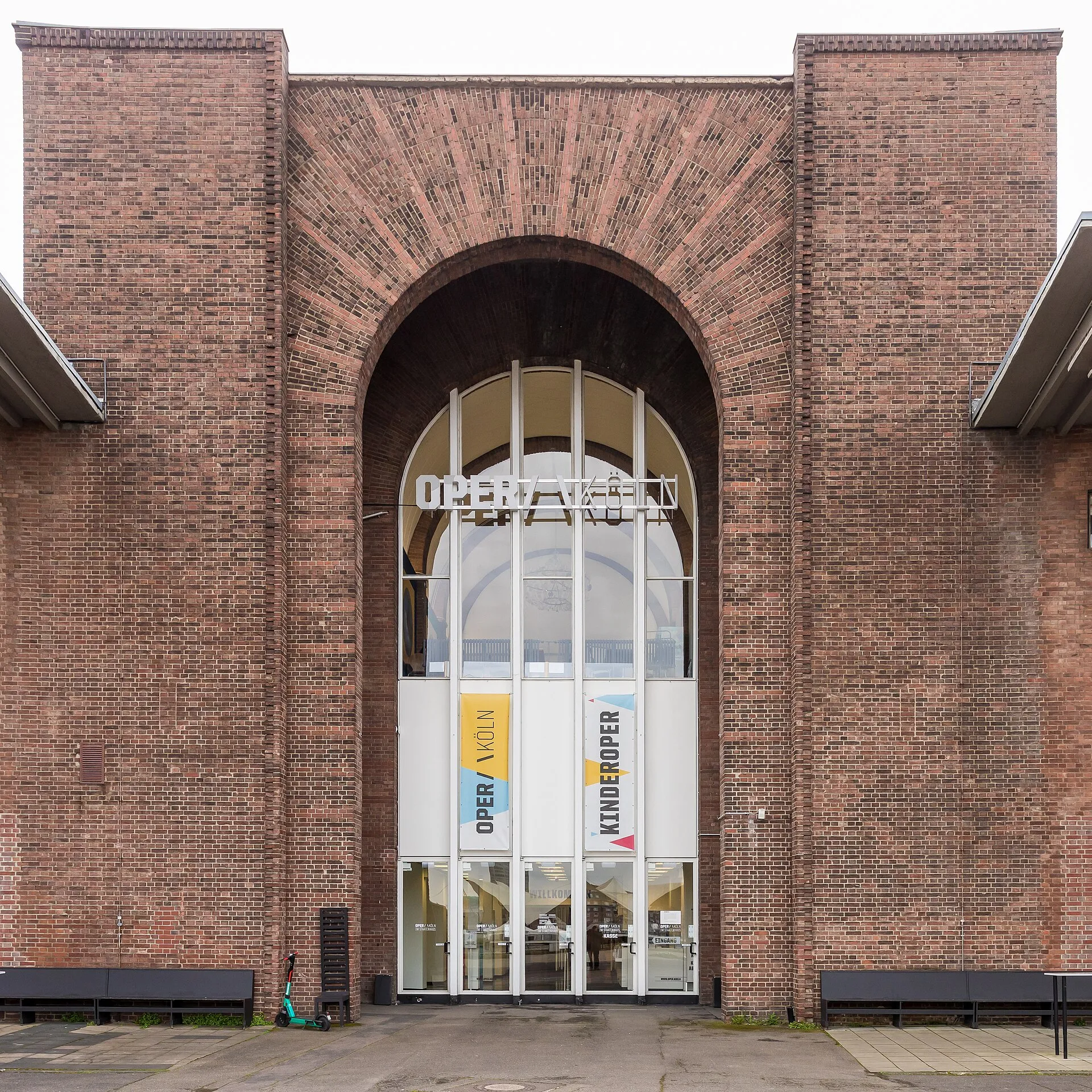 Oper im Staatenhaus Köln, Haupteingang