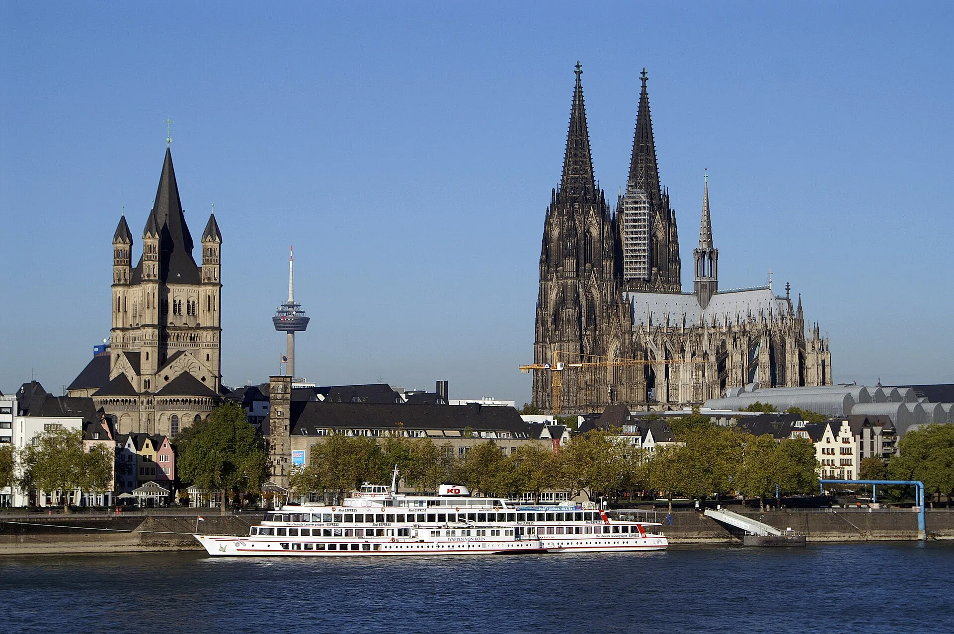 Cologne Cathedral (right-hand) and Great St. Martin Church (left-hand) and the Wappen von Köln streamer ( Kölner-Düsseldorfer ) in Cologne .