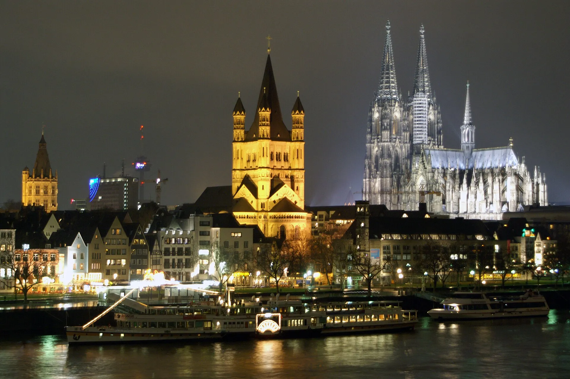 Der Raddampfer Goethe bei Nacht am Anleger Köln im Jahr 2010.