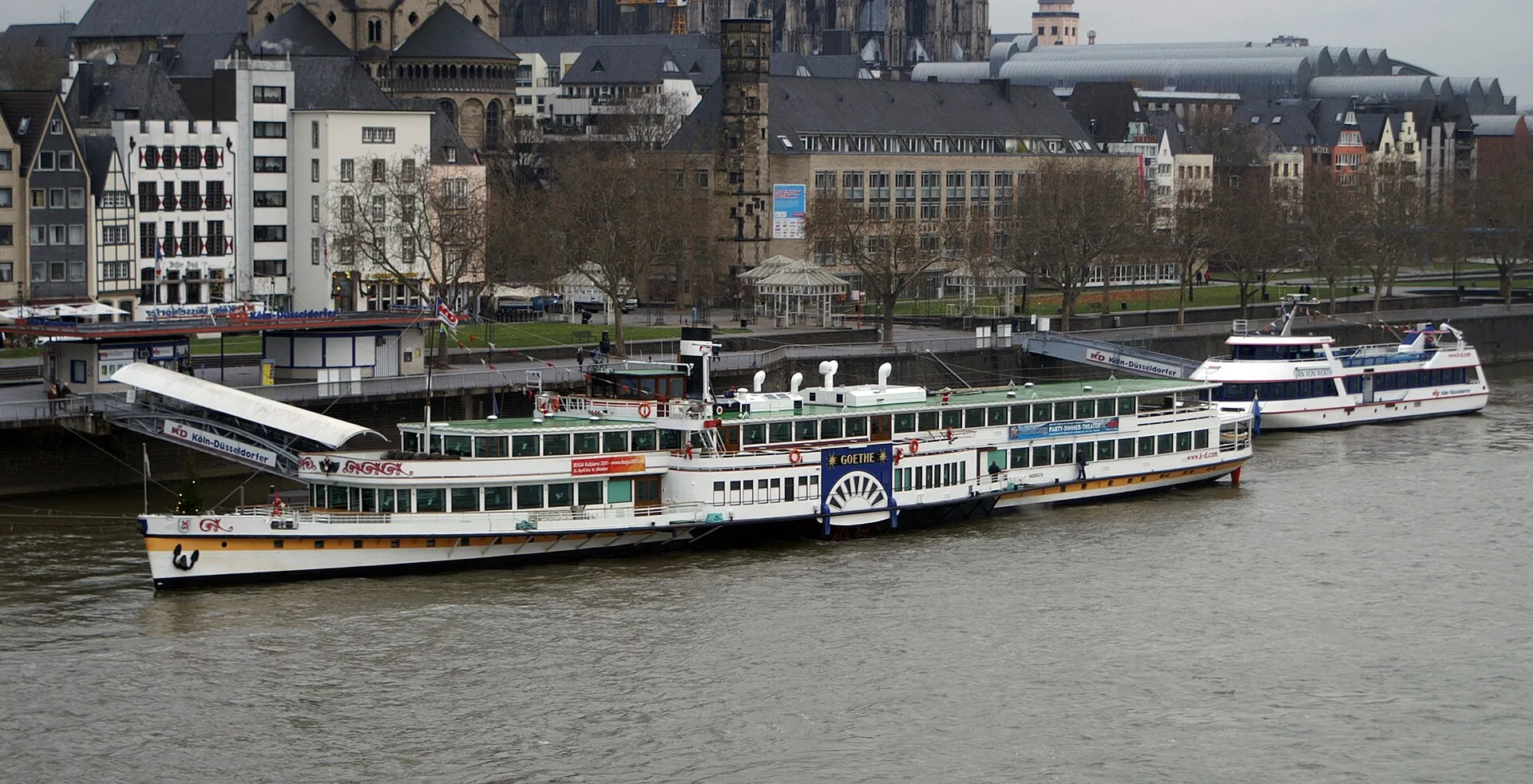 Der Raddampfer Goethe am Anleger Köln.