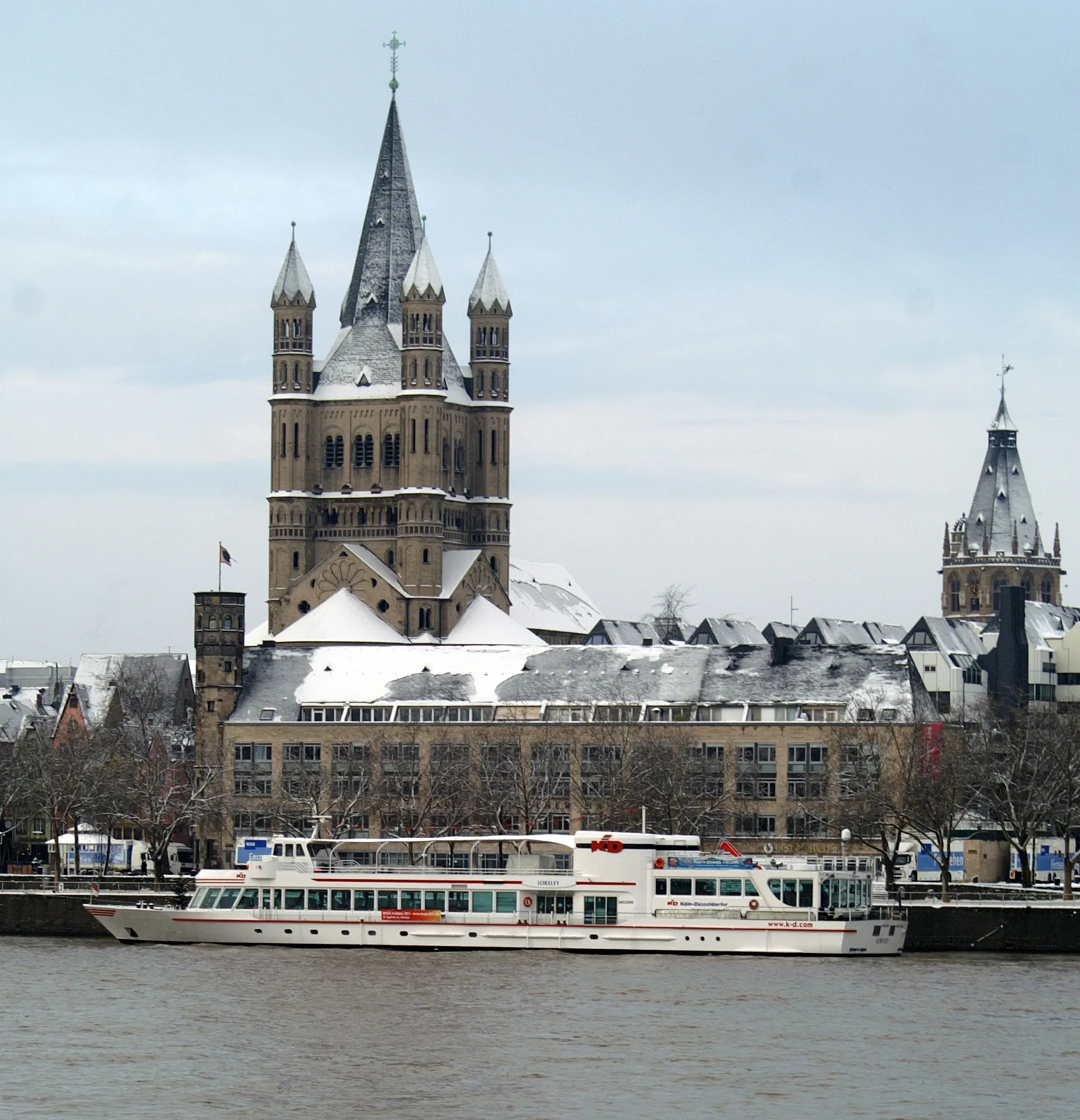 Die MS Loreley vor Groß St. Martin in Köln.