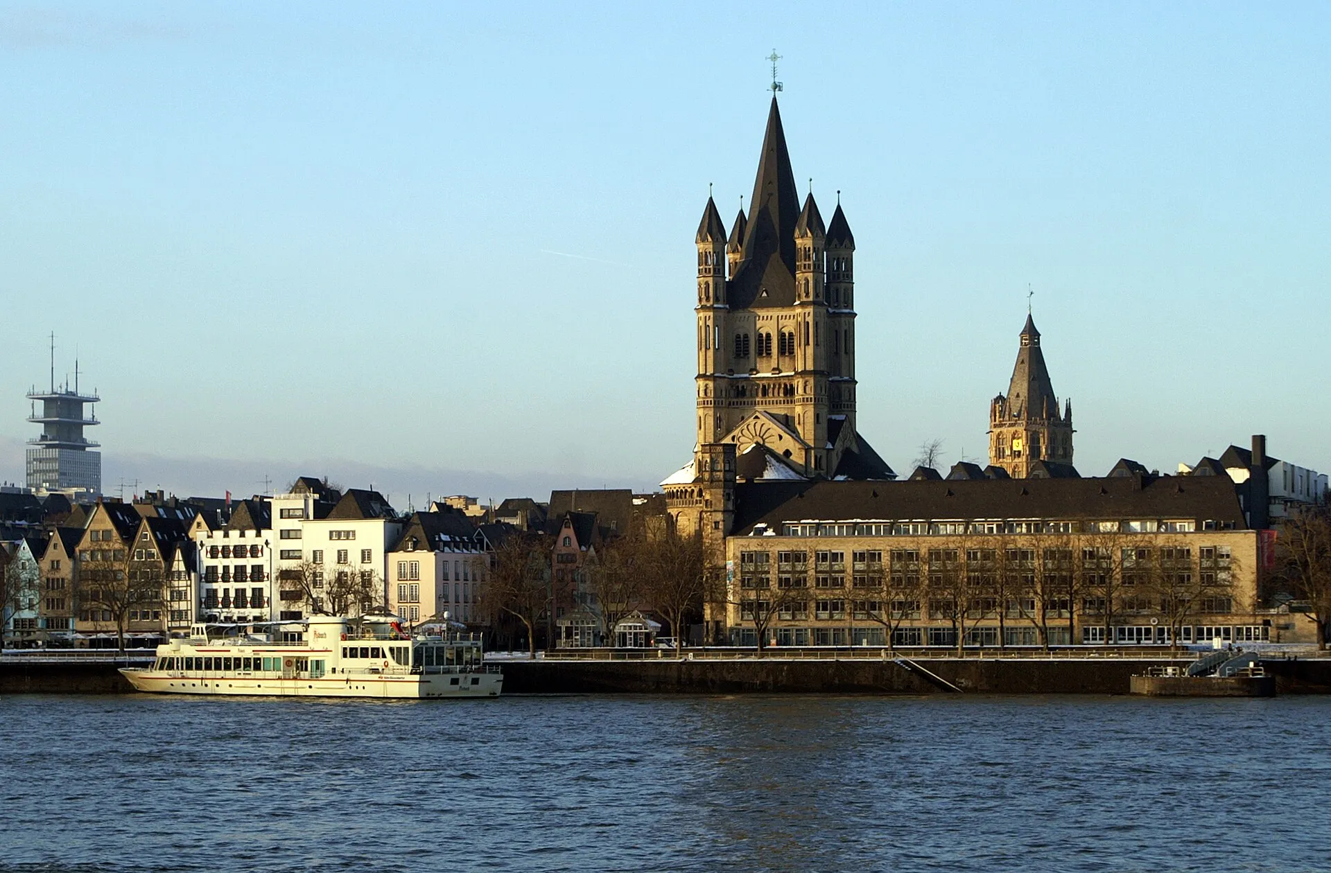 MS Asbach beim Anlegen vor Groß St. Martin in Köln