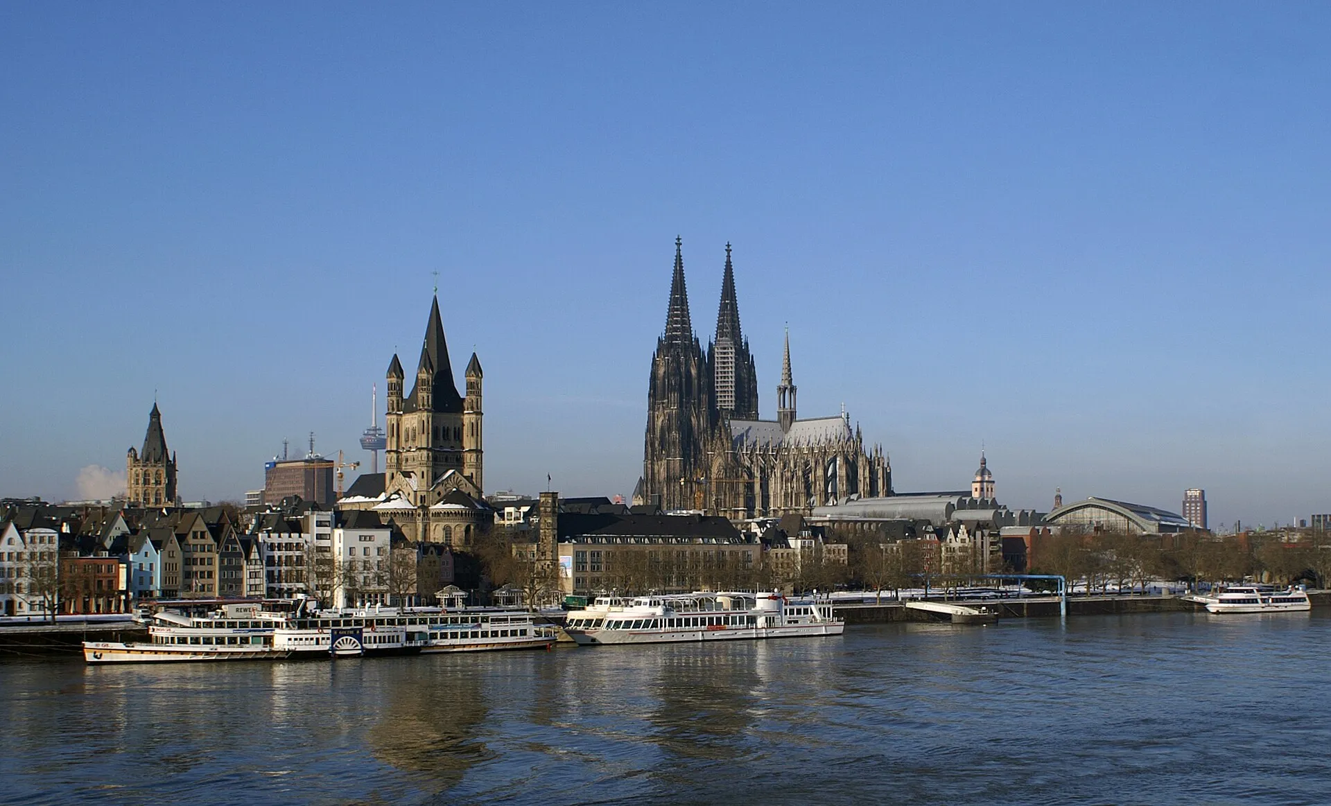 Die MS Loreley gemeinsam mit ihrem Schwesterschiff MS Asbach am Anleger 3, Frankenwerft in Köln, davor am Hauptanleger der Raddampfer Goethe.