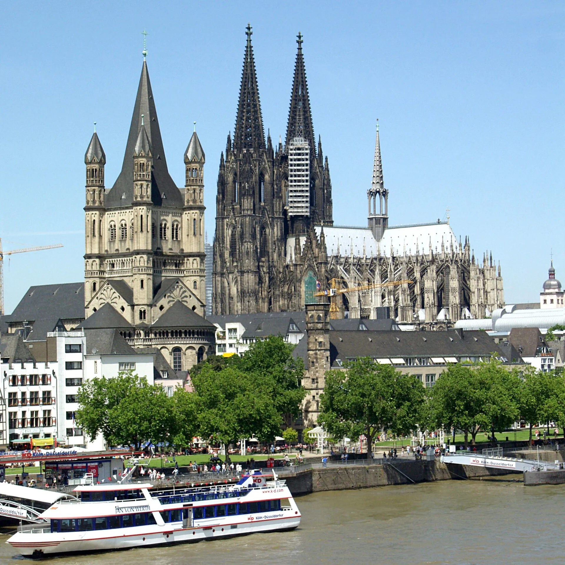 Groß St. Martin und Kölner Dom , im Vordergrund links das Passagierschiff „Jan van Werth“ der Köln-Düsseldorf und rechts das Stapelhaus .