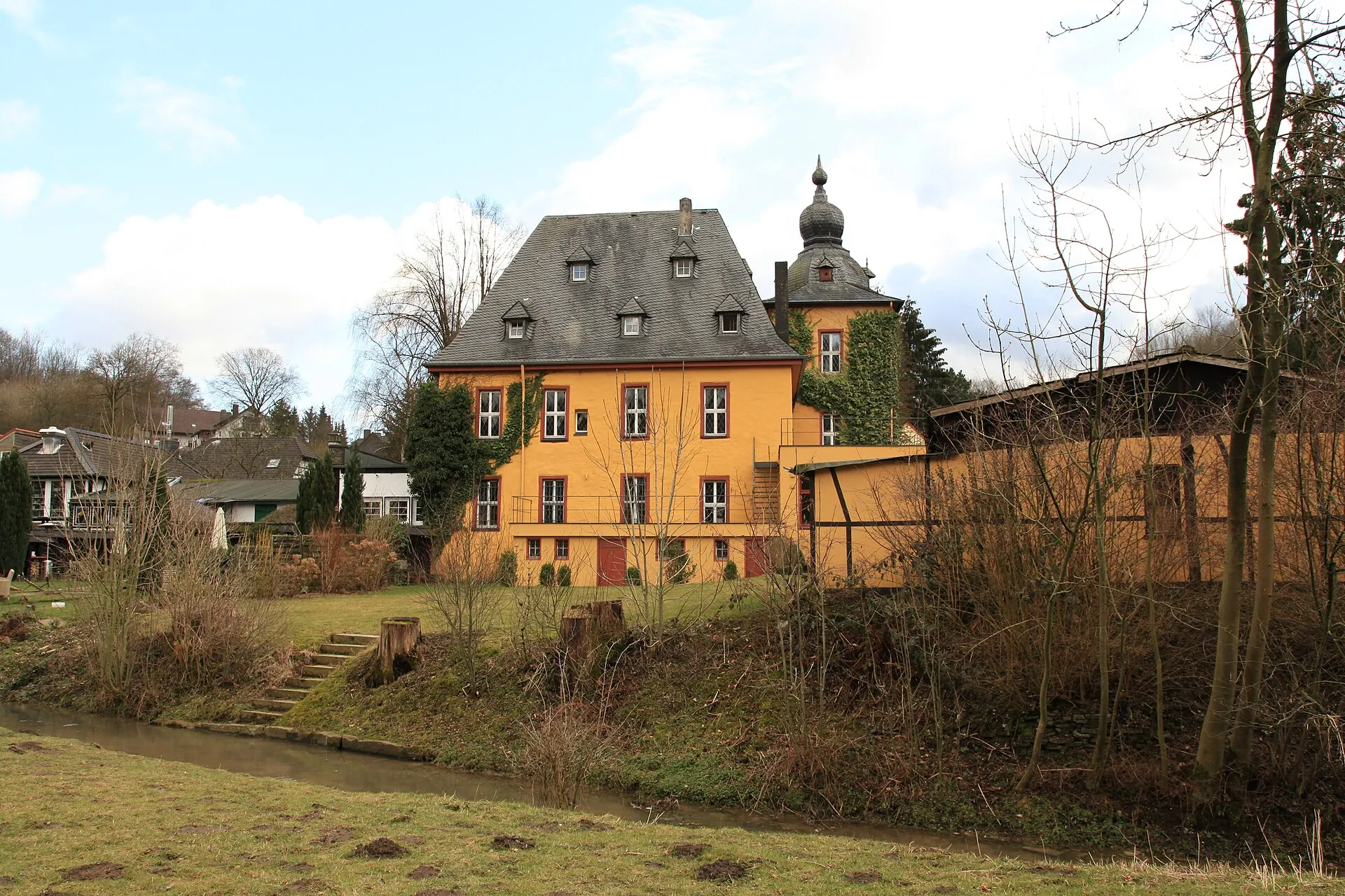 Strunde und Burg Zweiffel am Bücheler Weg in Herrenstrunden, Bergisch Gladbach