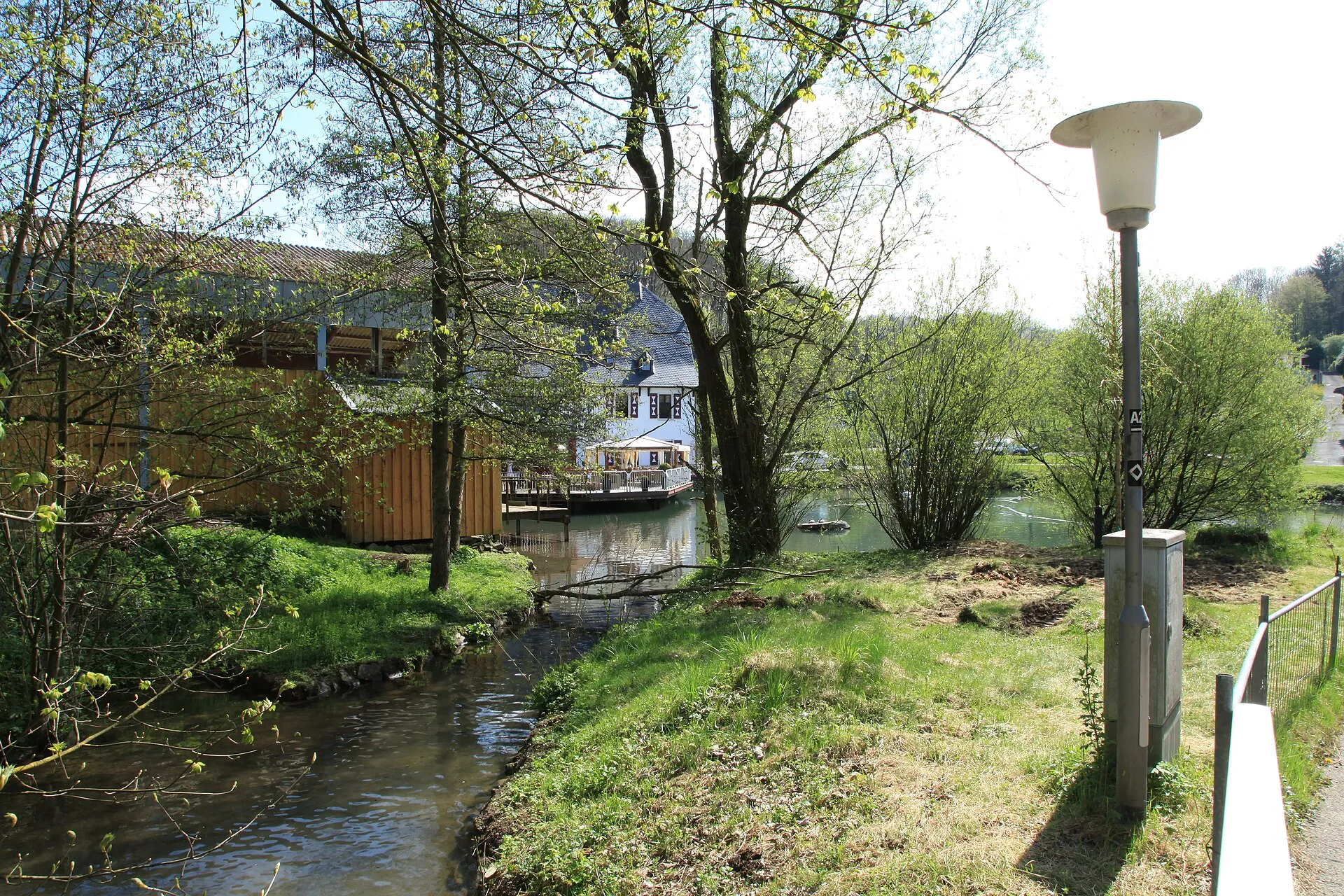 Ablauf der Strunde aus dem Kompturei-Teich, Malteserweg in Herrenstrunden, Bergisch Gladbach